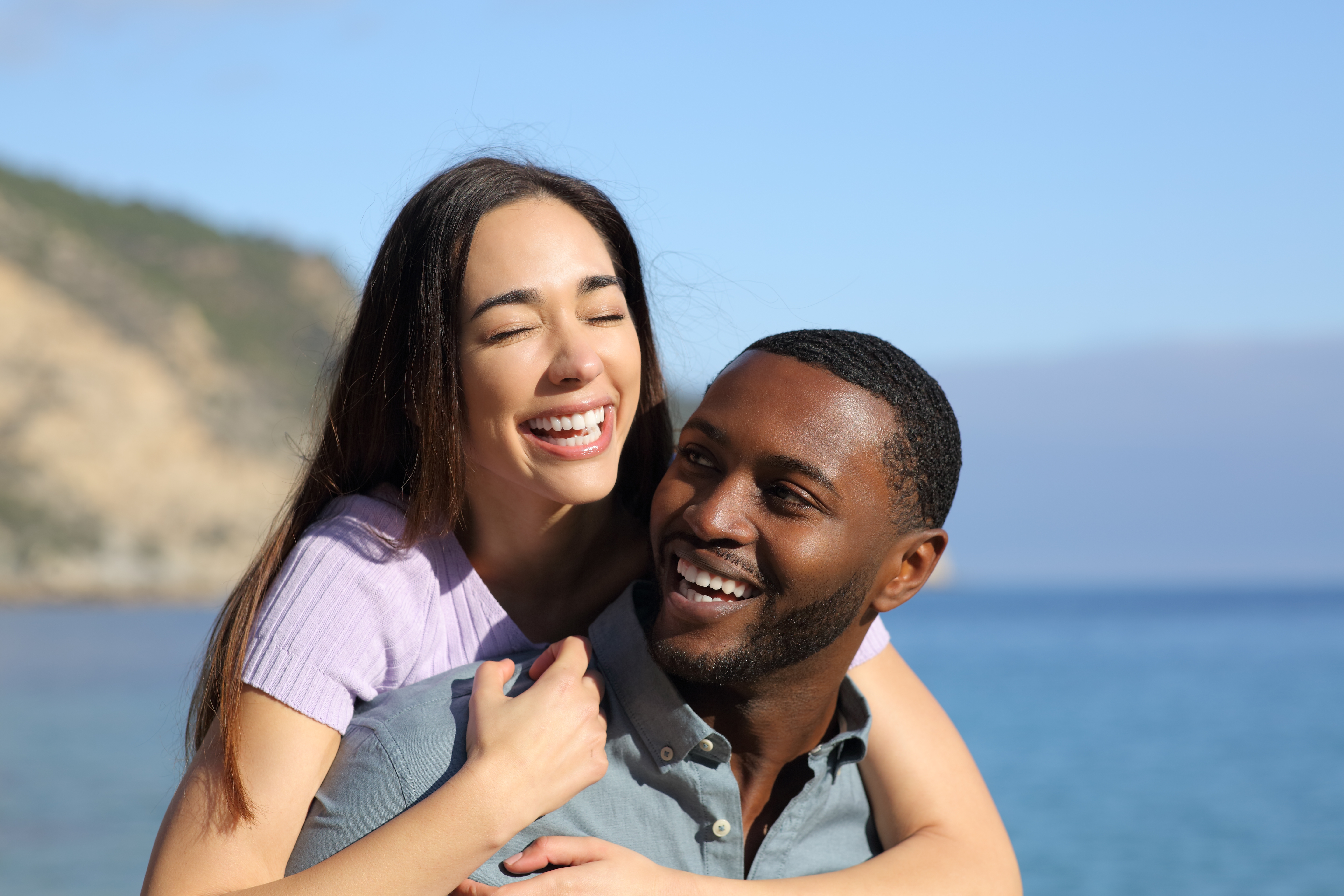 Una feliz pareja interracial es fotografiada en la playa | Foto: Shutterstock