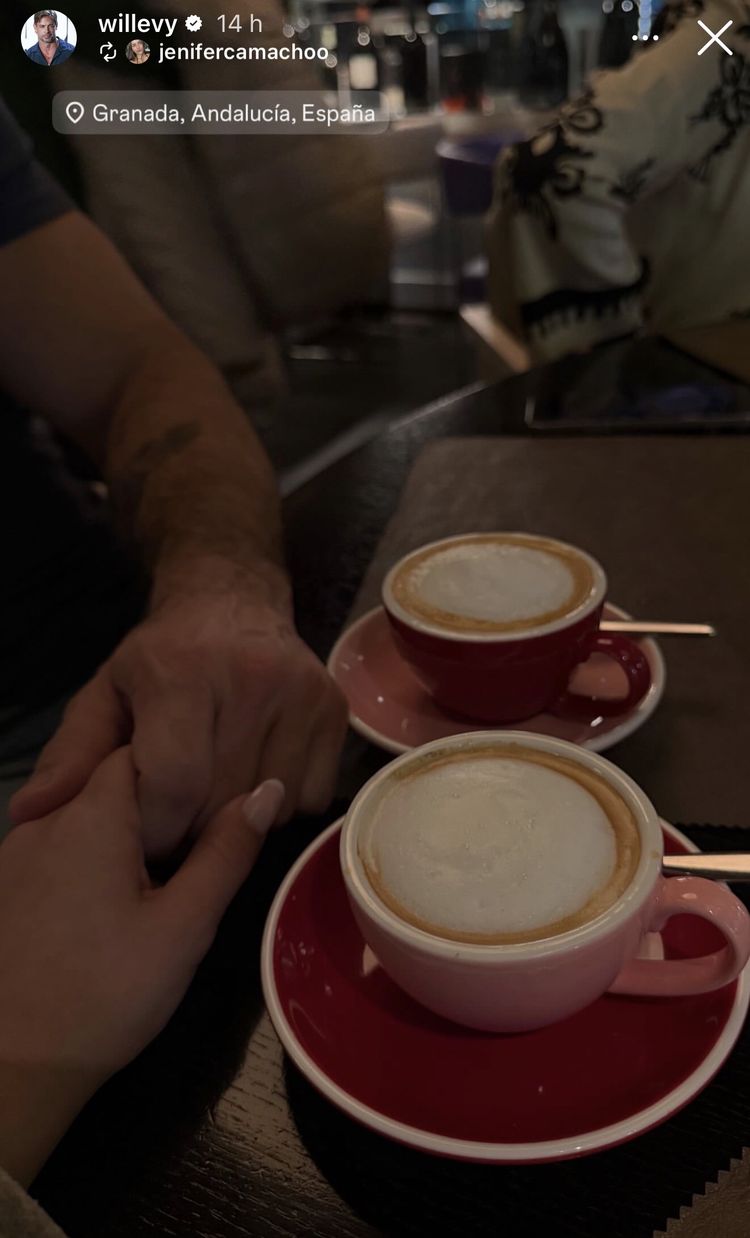William Levy sosteniendo la mano de su nueva pareja, Jenifer Camacho, en España | Fuente: Instagram Stories/willevy
