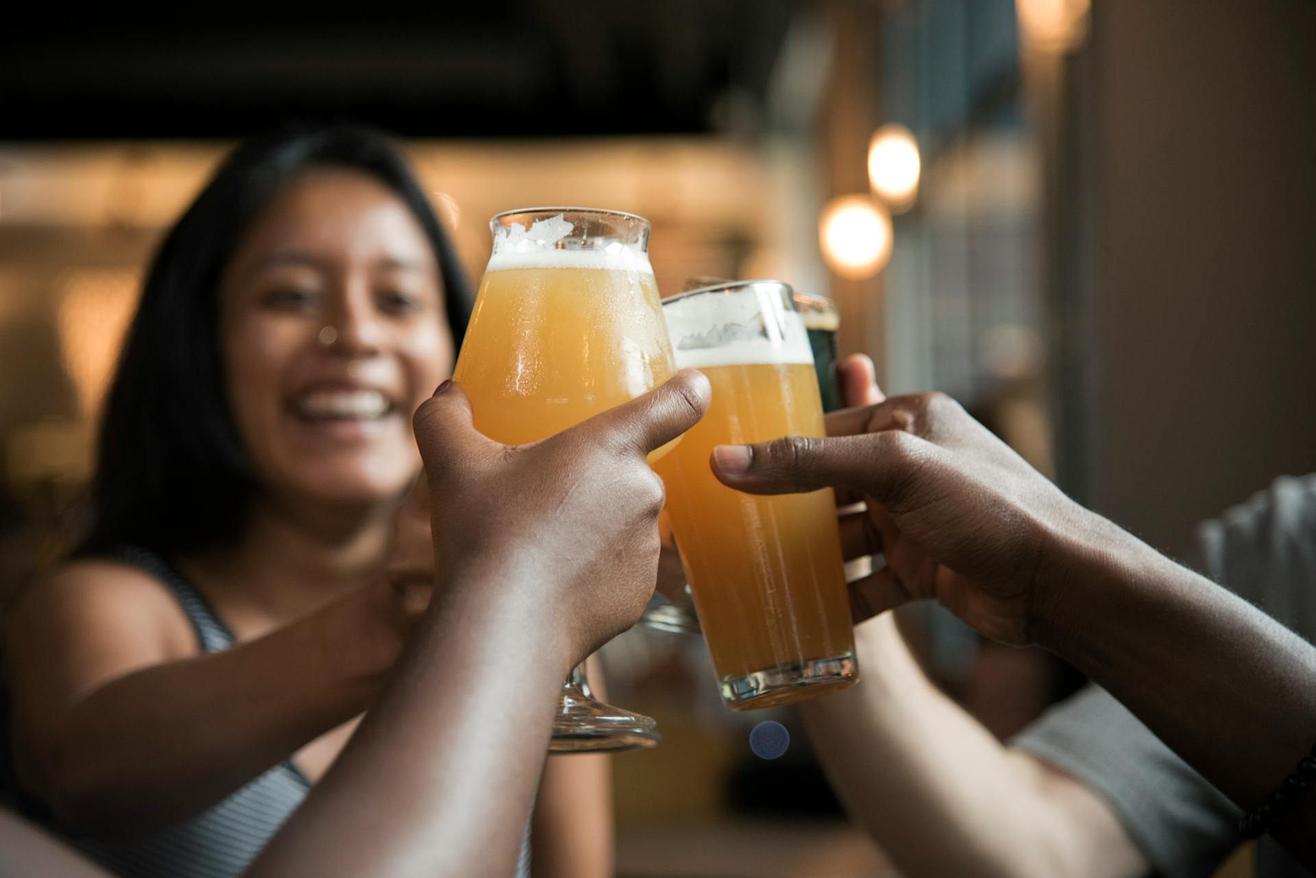 Amigos celebrándolo en un bar | Fuente: Pexels