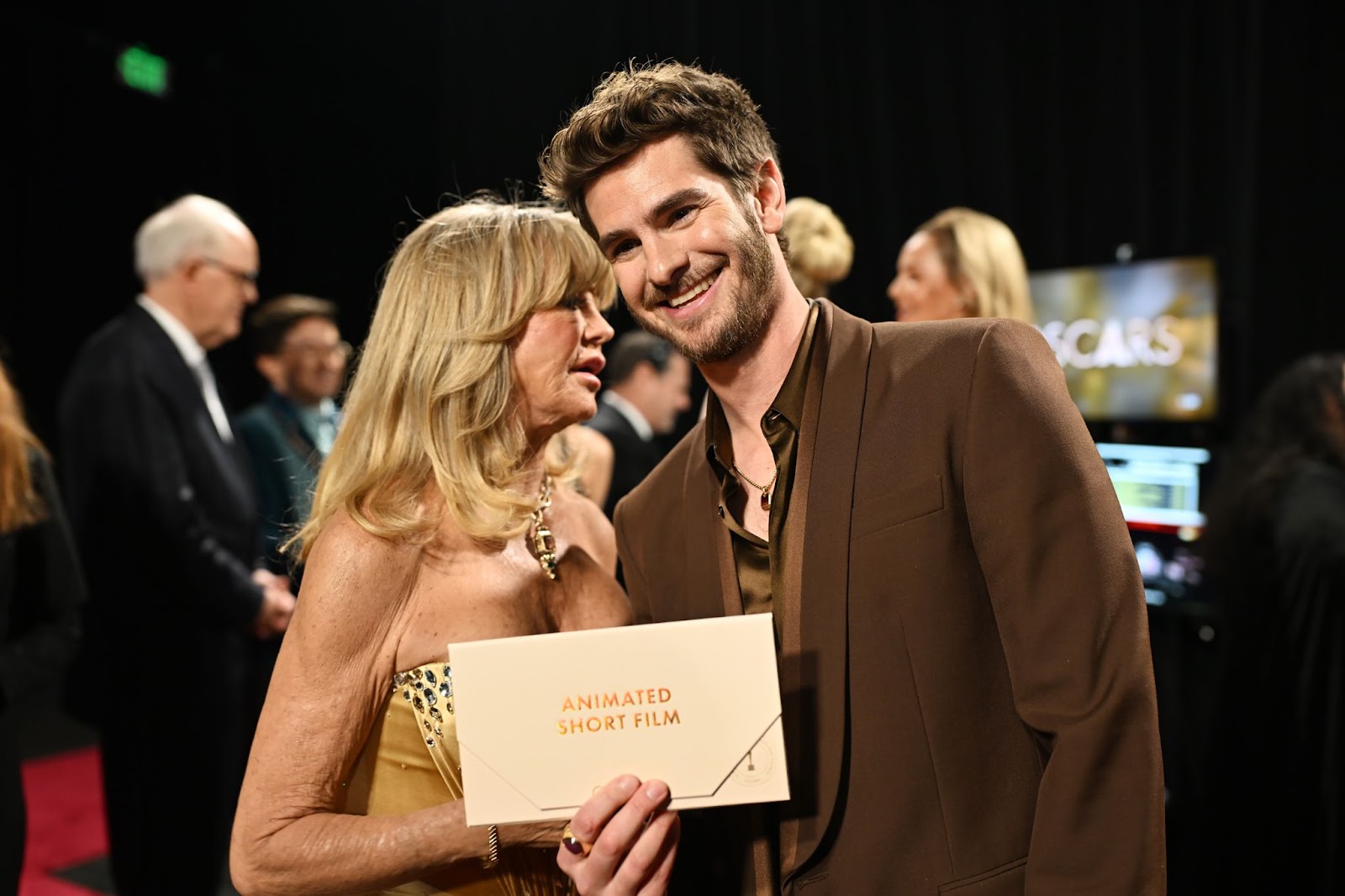 Goldie Hawn y Andrew Garfield posan entre bastidores con el sobre ganador al Mejor Cortometraje de Animación | Fuente: Getty Images