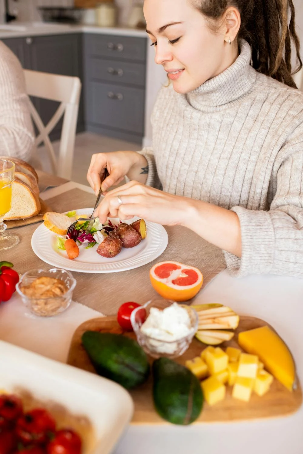 Una mujer comiendo | Fuente: Pexels