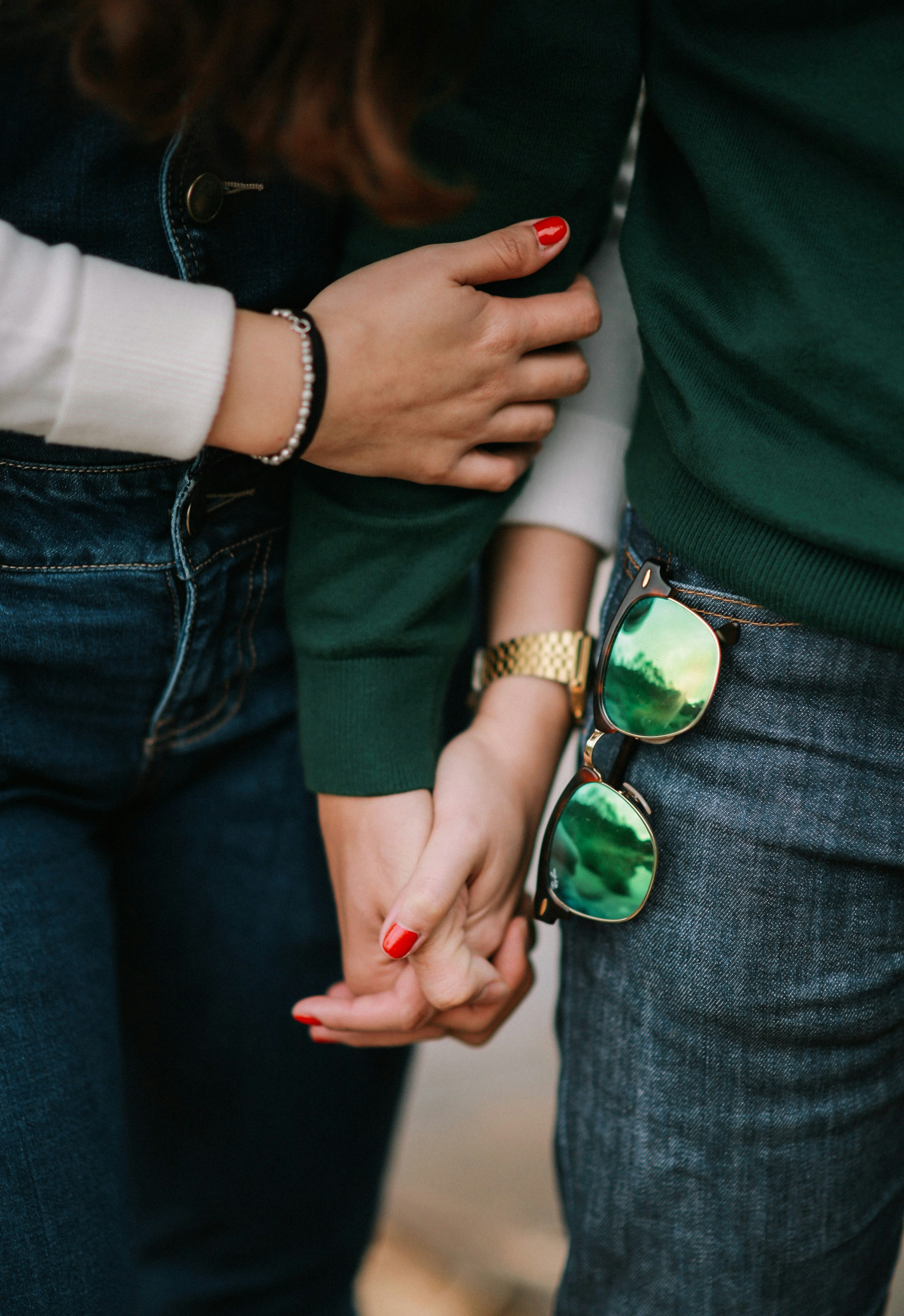 Una pareja cogida de la mano | Fuente: Unsplash