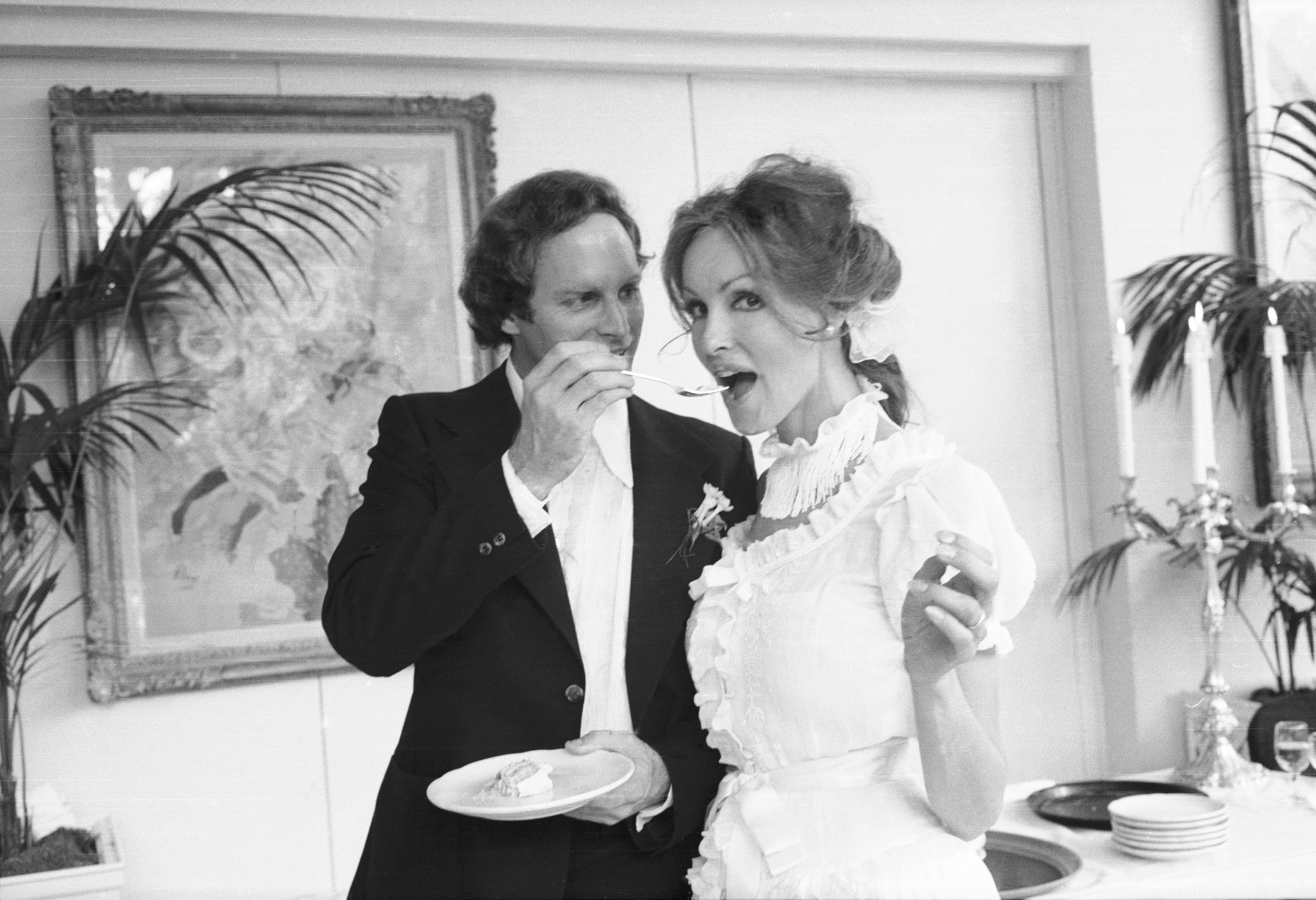 J. Holt Smith y la actriz fotografiados en su banquete de boda el 5 de agosto de 1977, Nueva York. | Fuente: Getty Images