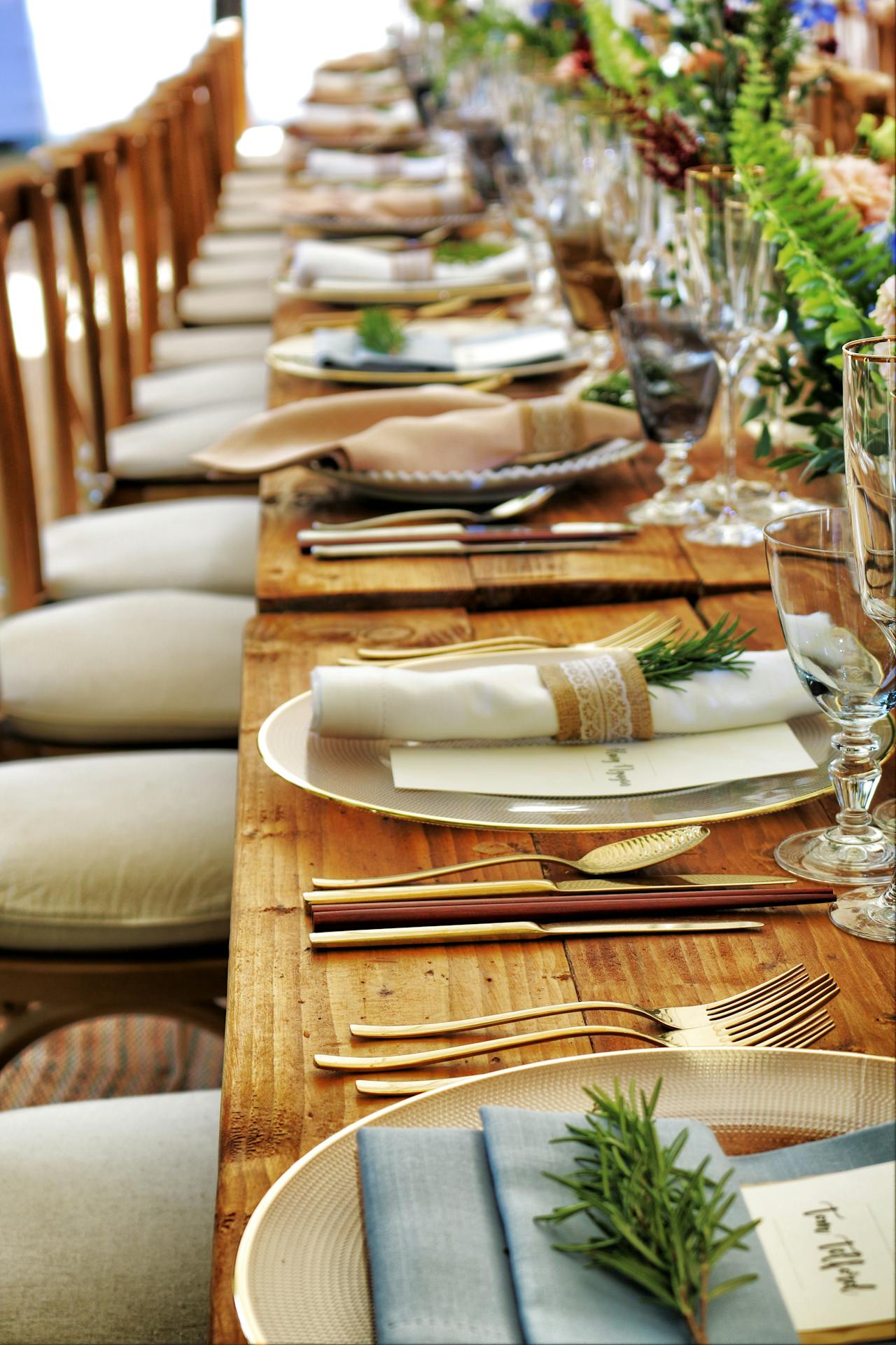 Una mesa puesta para una cena especial | Foto: Pexels