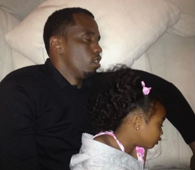 Diddy y Chance Combs fotografiados durmiendo, con fecha de julio de 2024 | Fuente: Instagram/diddy