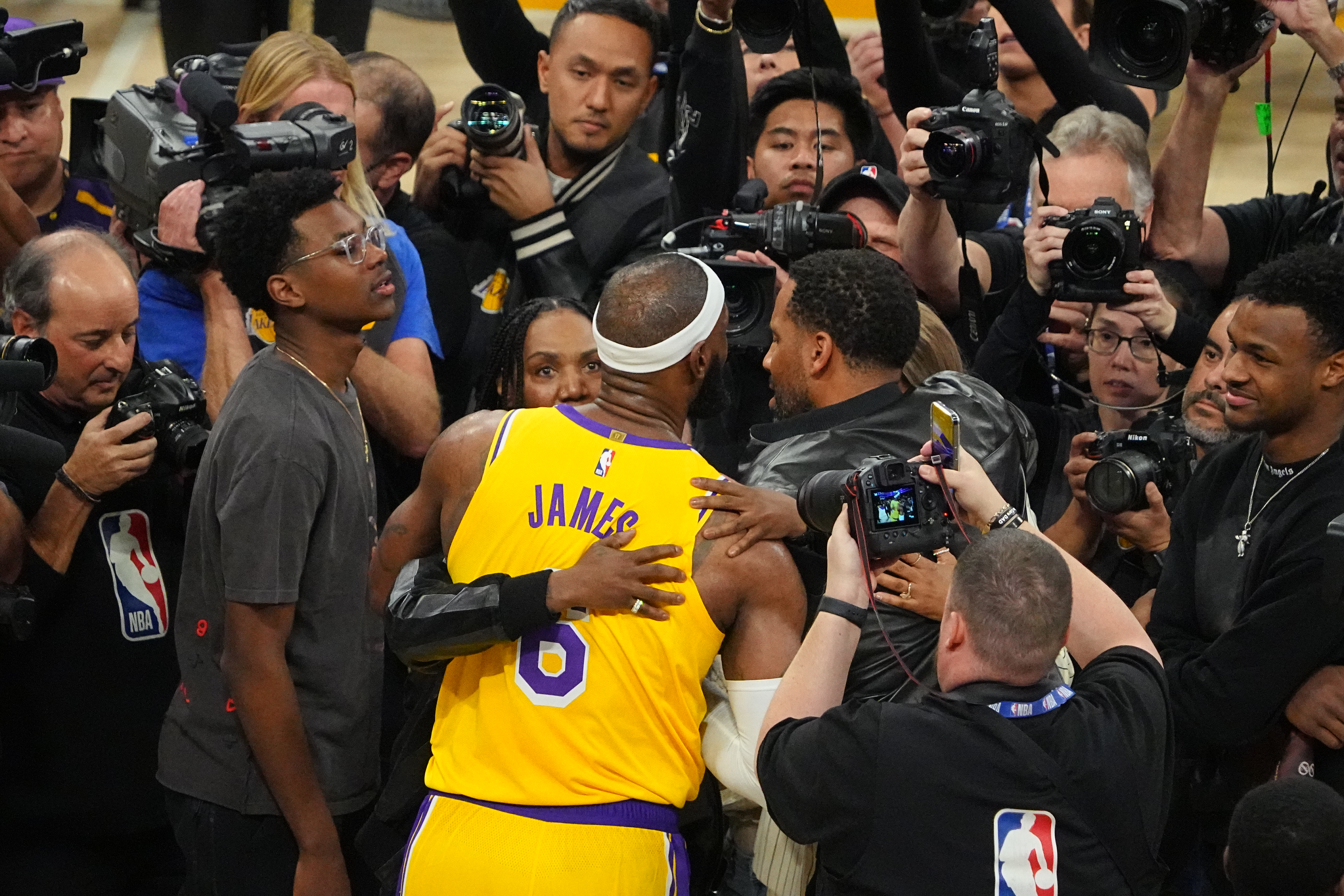 LeBron James abraza a su madre Gloria James y a sus hijos tras batir el récord de anotación de todos los tiempos de Kareem Abdul-Jabbar el 7 de febrero de 2023 en Los Ángeles, California | Foto: Getty Images