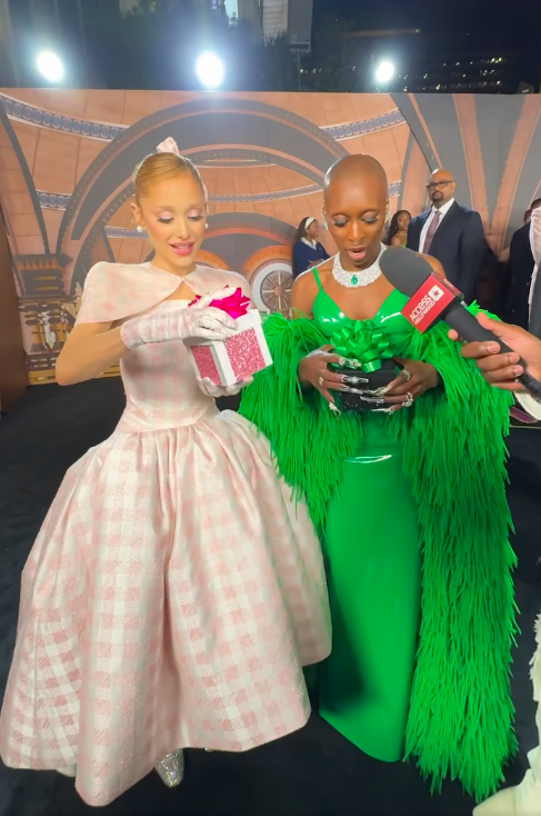 Ariana Grande y Cynthia Erivo abriendo sus regalos de Access Hollywood, publicado el 10 de noviembre de 2024 | Fuente: Facebook/Access