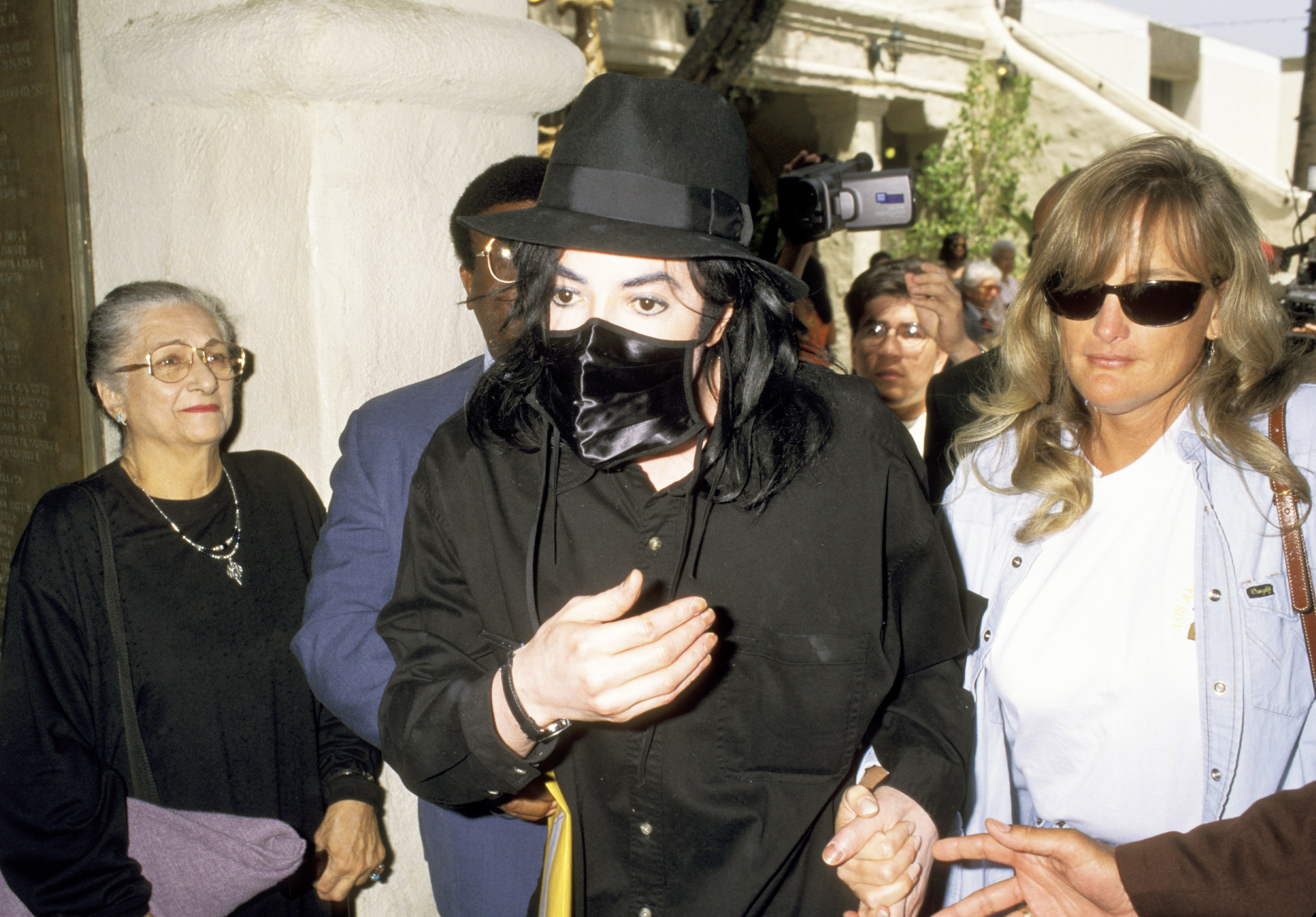 Michael Jackson y Debbie Rowe asisten a la representación final de "Sisterella" el 28 de abril de 1996 | Fuente: Getty Images