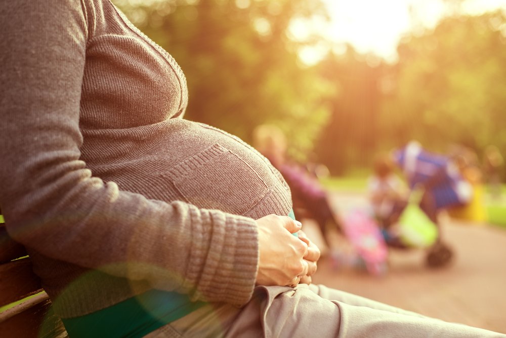 Mujer embarazada en un parque. | Foto: Shutterstock