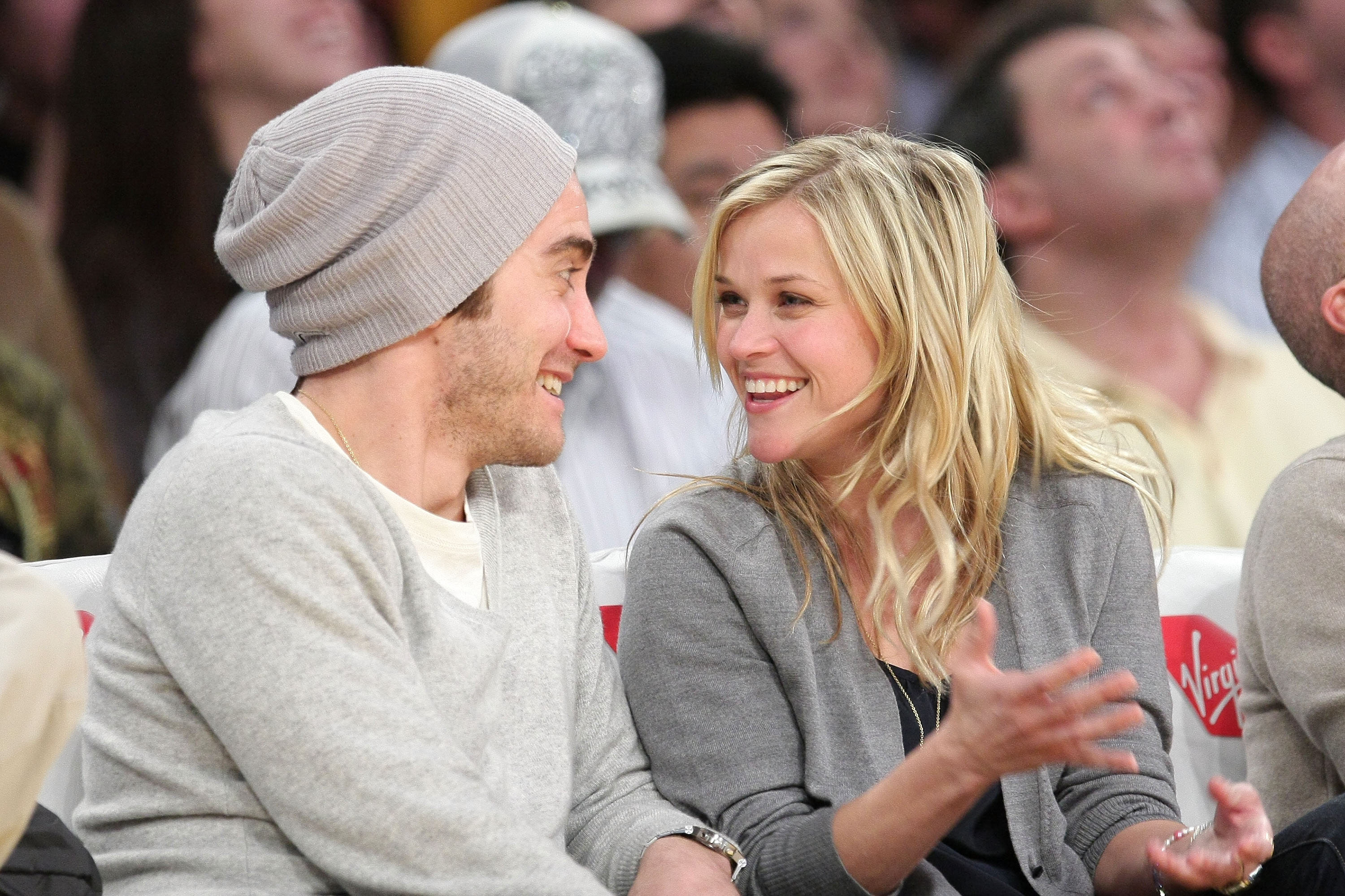Gyllenhaal y Witherspoon se sonríen ampliamente después de compartir un beso, irradiando felicidad. Los dos parecen realmente encantados de estar en compañía del otro.