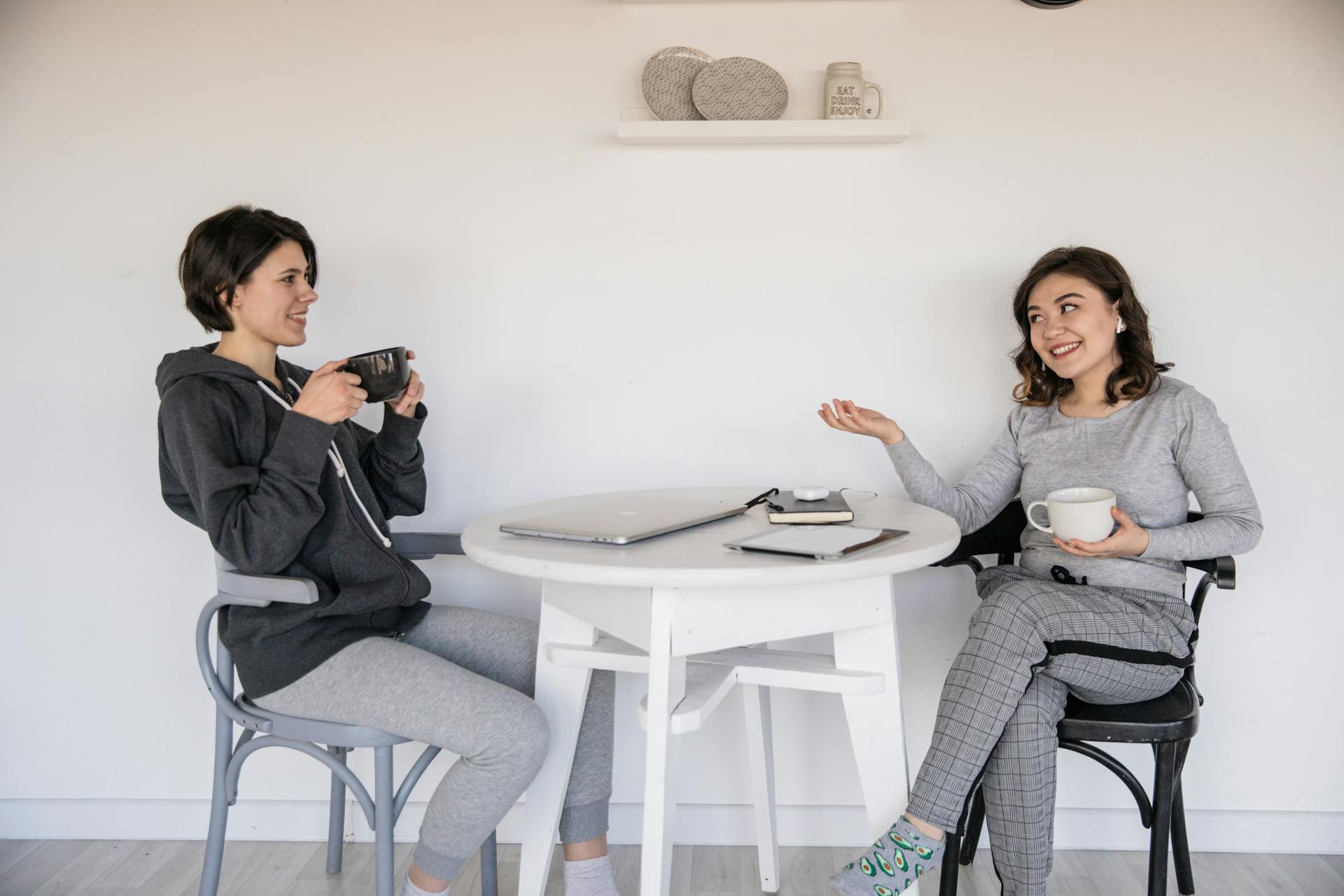 Dos mujeres charlando | Fuente: Pexels