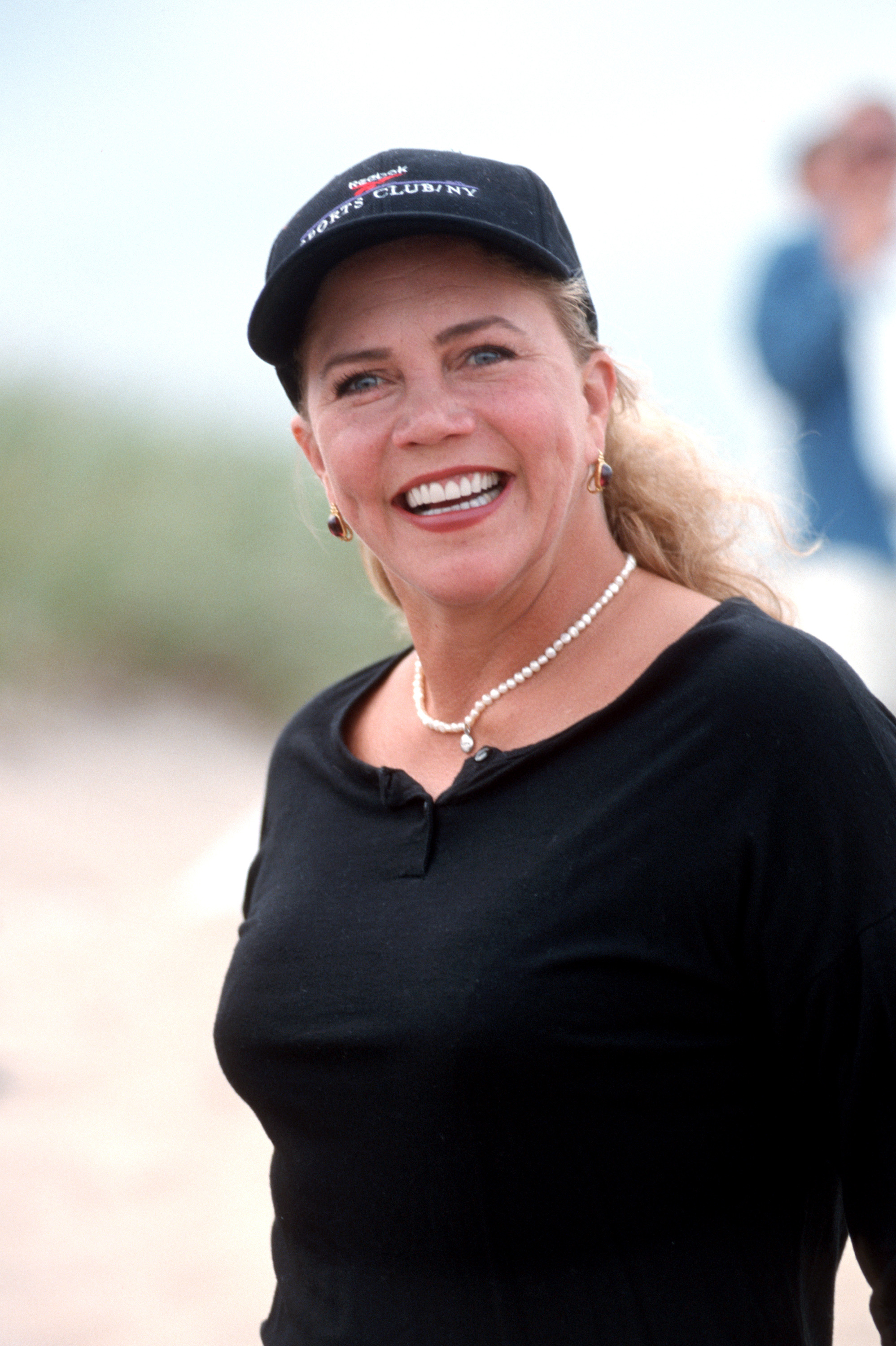 Kathleen Turner durante Dishes Benefit for AIDS Programs el 10 de julio de 1999, en Amagansett, Nueva York | Fuente: Getty Images