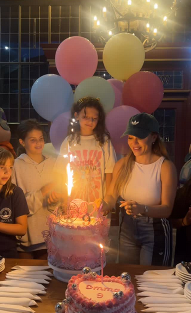 Evangelina Anderson junto a su hija Emma, frente a dos pasteles, en la celebración por su cumpleaños número 9 | Fuente: Instagram/evangelinaanderson