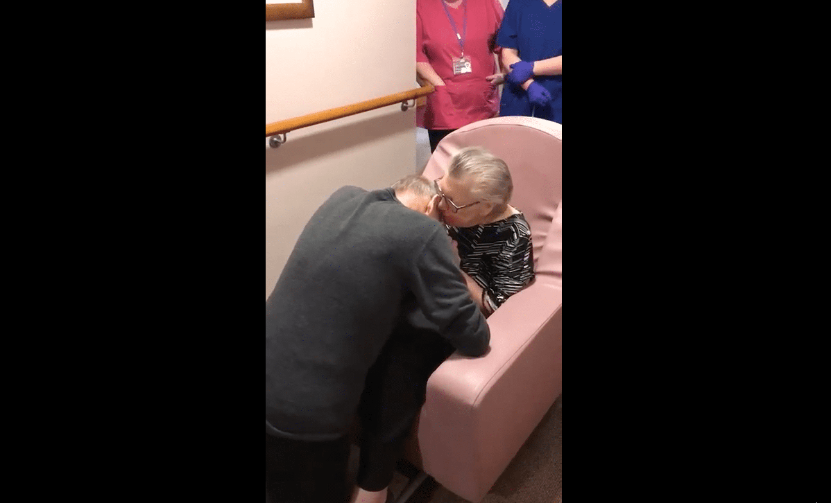 Lewis y Barbara Tunnicliffe durante su conmovedor reencuentro. | Foto: Facebook / Bradwell Hall Nursing Home