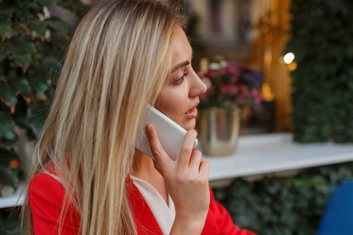 Una mujer hablando por teléfono, con aspecto despreocupado y aburrido | Fuente: Freepik