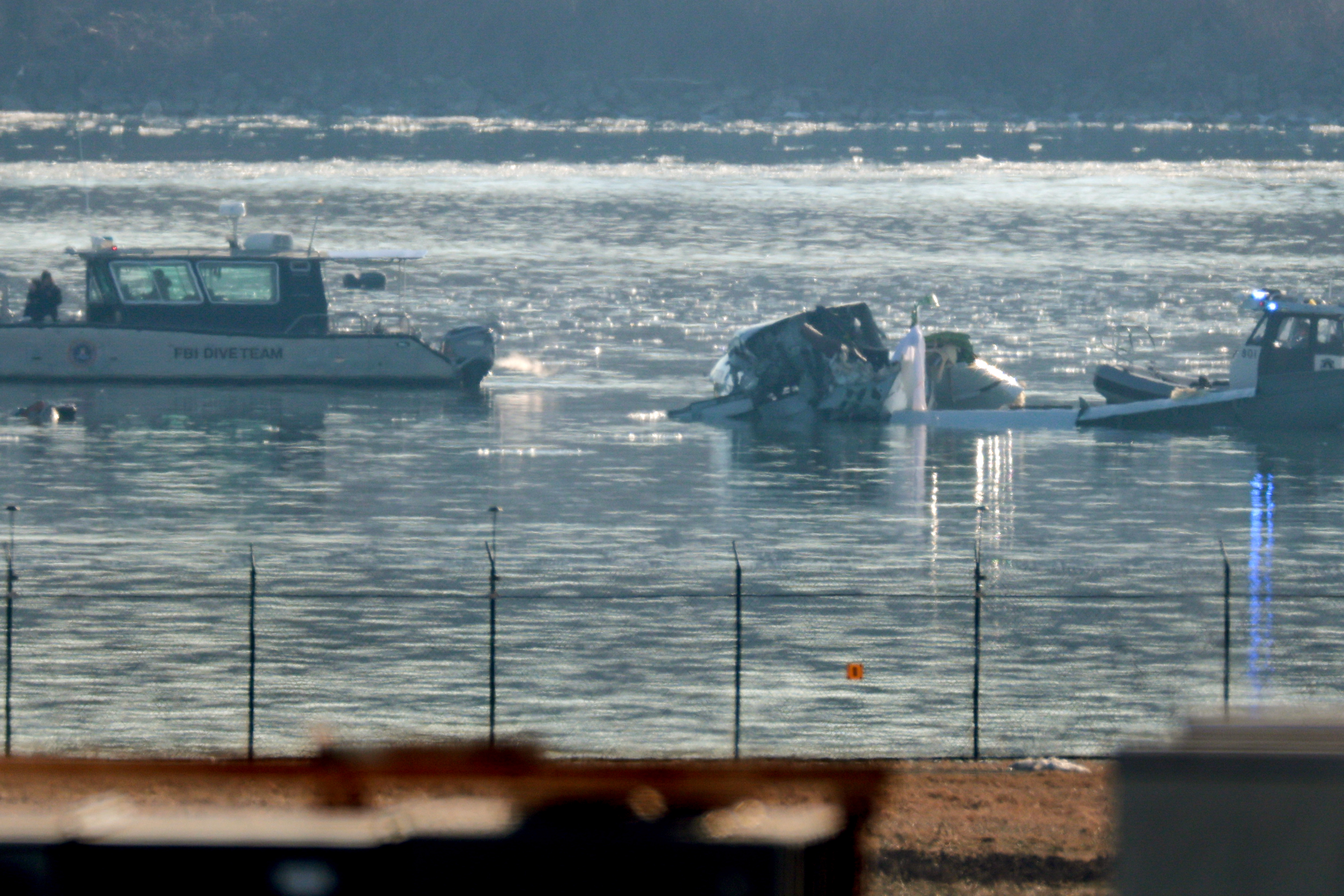 Unidades de respuesta a emergencias registran el lugar donde se estrelló un avión de American Airlines en el río Potomac tras un accidente mientras se aproximaba al Aeropuerto Nacional Reagan el 30 de enero de 2025 | Fuente: Getty Images