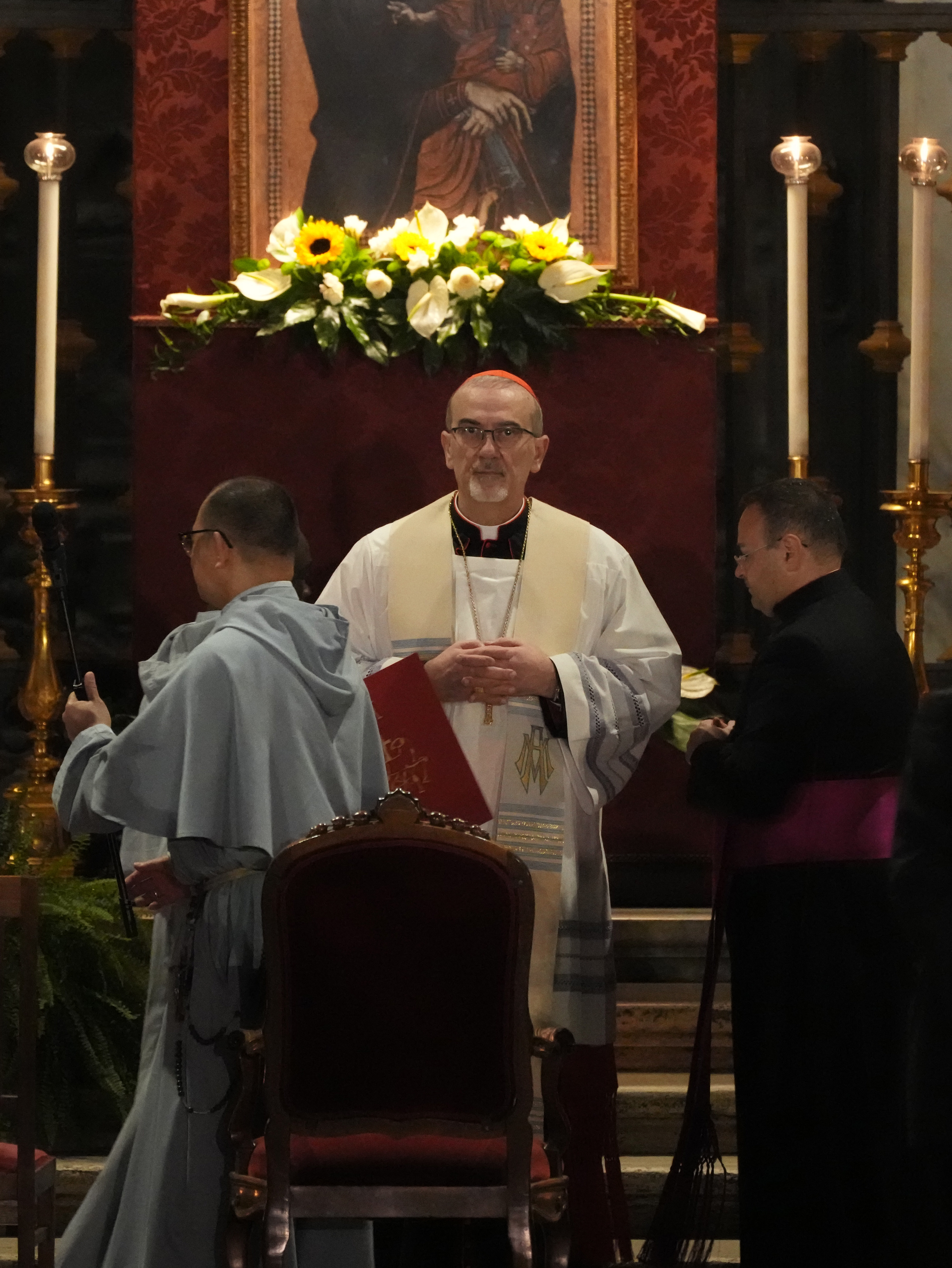 El cardenal Pierbattista Pizzaballa dirige un servicio del rosario en la Basílica de Santa María la Mayor el 25 de abril de 2025, en Roma, Italia. | Fuente: Getty Images