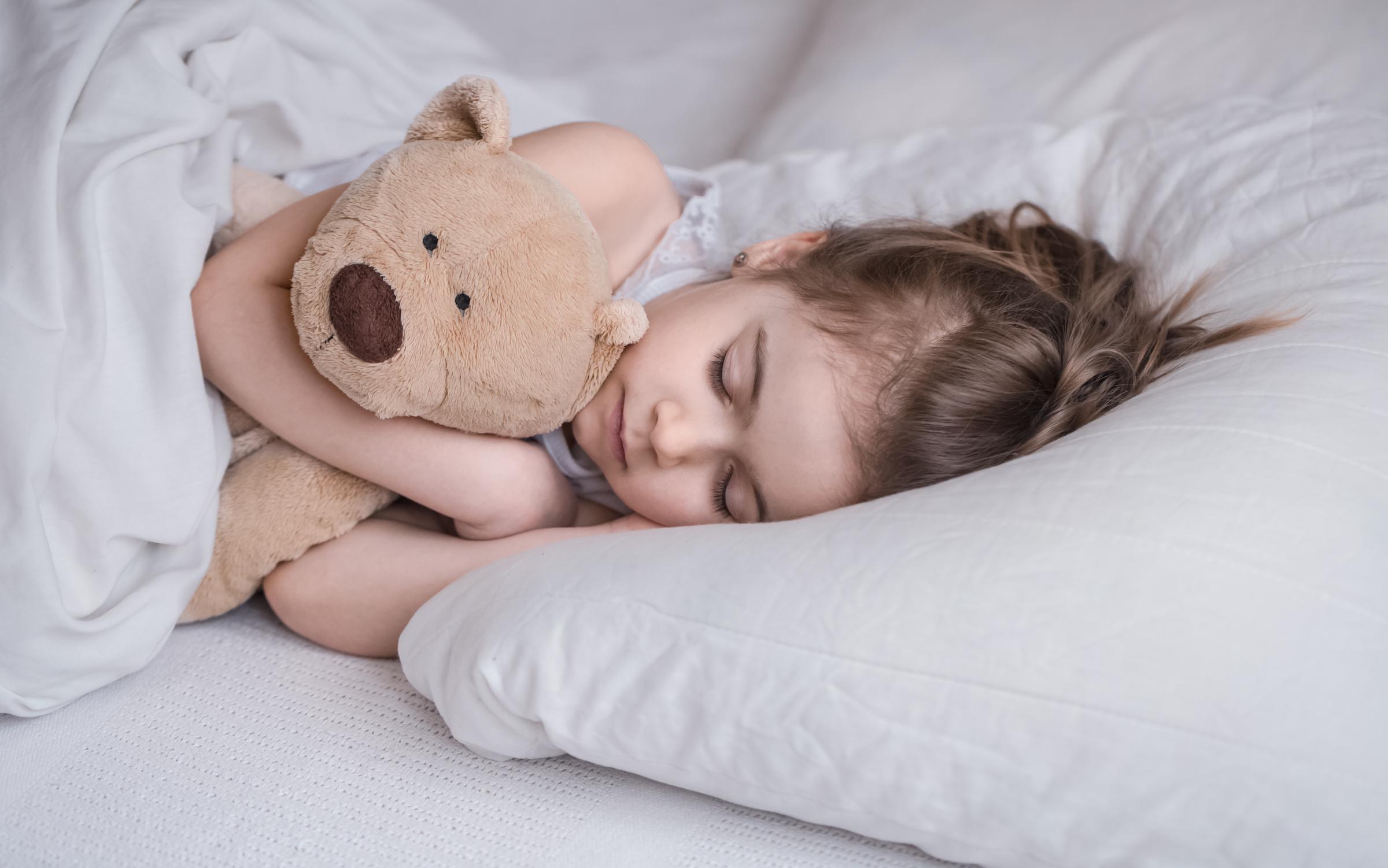 Una niña durmiendo | Fuente: Freepik