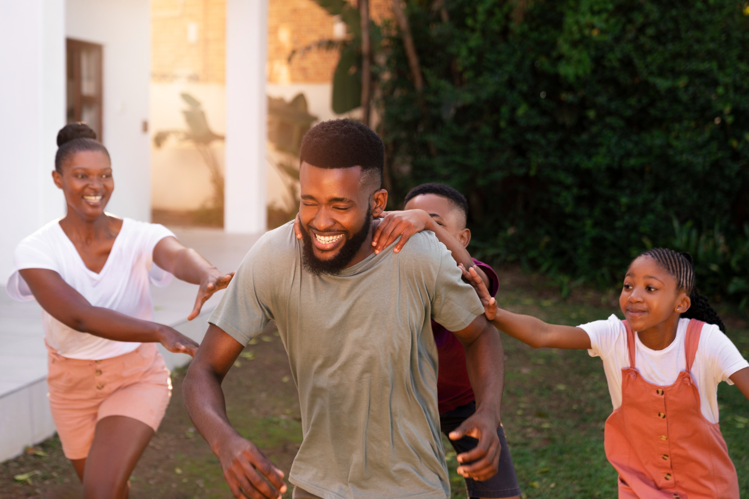 Un hombre feliz con su familia | Fuente: Freepik