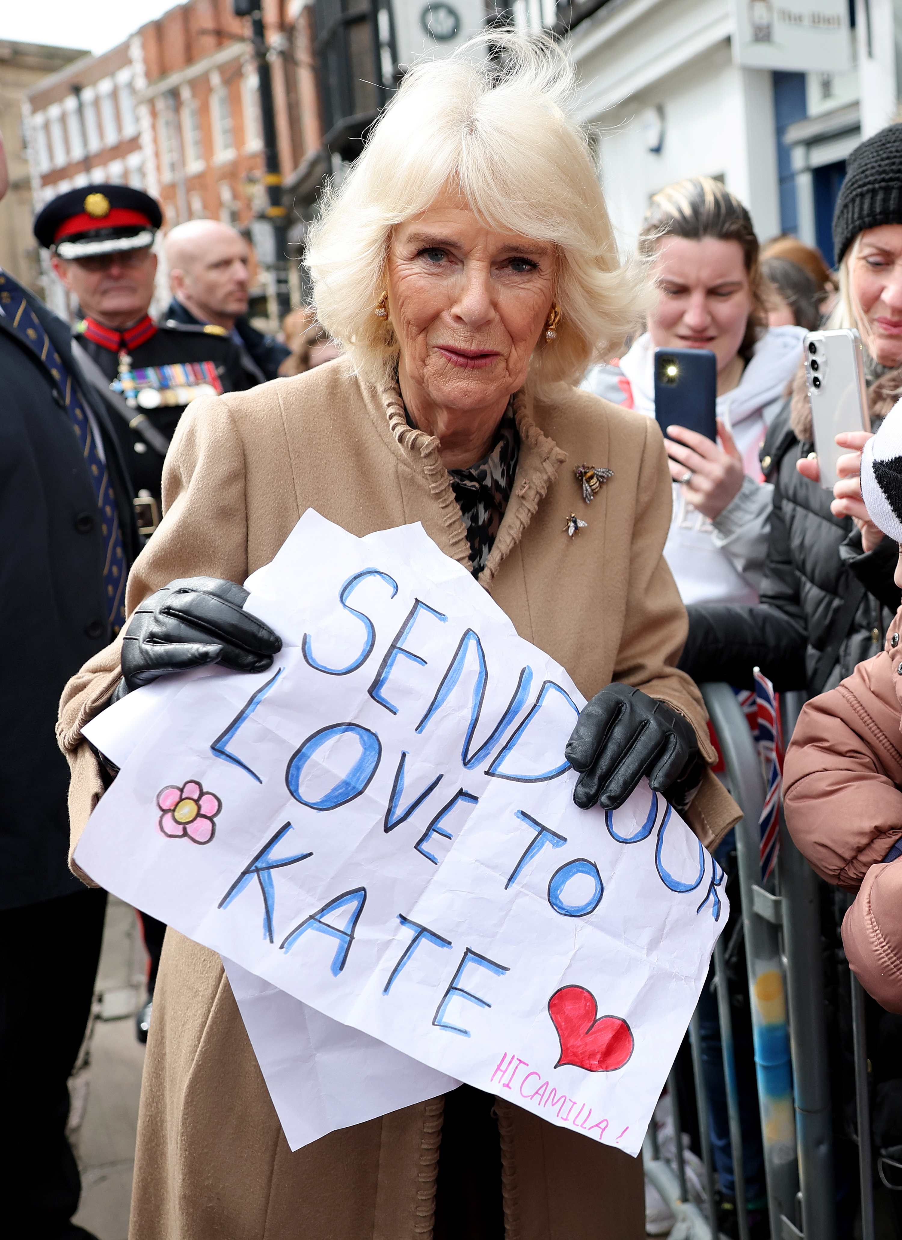 La reina Camilla durante su visita al Farmers' Market el 27 de marzo de 2024 en Shrewsbury, Inglaterra | Foto: Getty Images