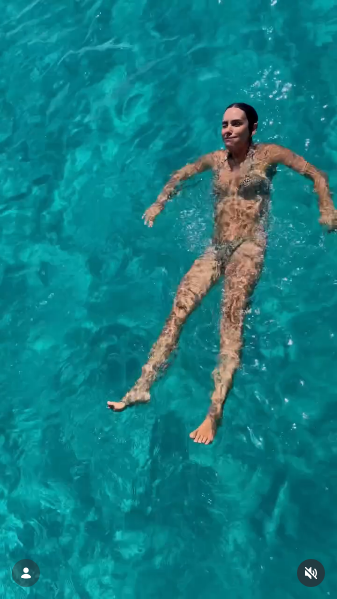 Cristina Pedroche flotando en el mar de Ibiza durante sus vacaciones | Fuente: Instagram/cristipedroche
