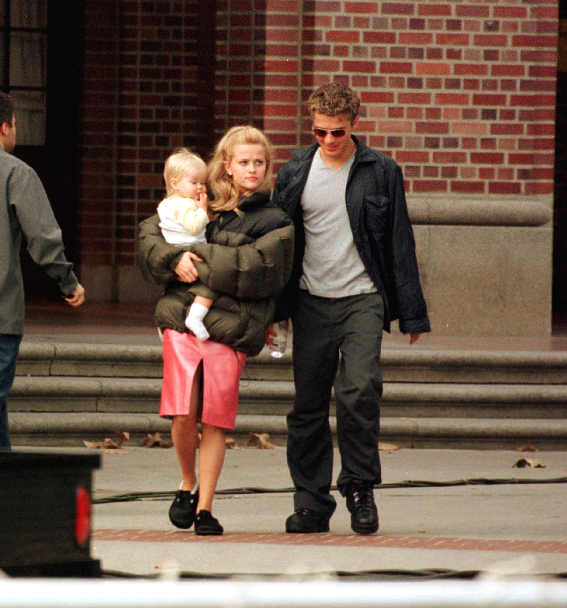 Witherspoon estuvo acompañada en el set de "Legally Blonde" por su esposo Phillippe y su hija Ava Elizabeth Phillippe el 21 de octubre de 2000, en Los Ángeles, California. Los tres caminaron y conversaron juntos, luciendo como la imagen perfecta de una joven familia feliz.