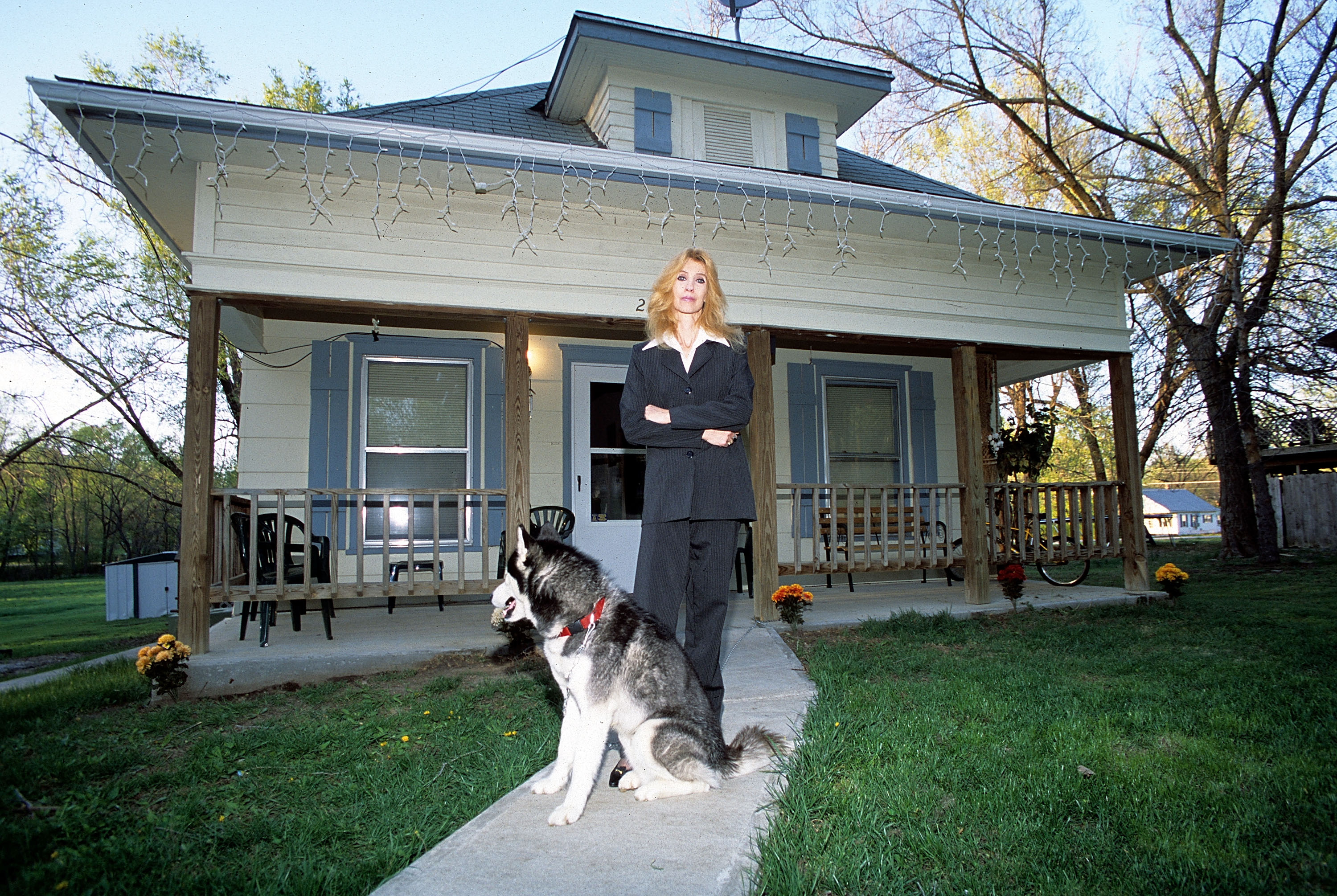 Debbie Mathers, madre de Eminem, durante una sesión de retratos en el exterior de su casa en septiembre de 2005 en Detroit, Michigan | Fuente: Getty Images