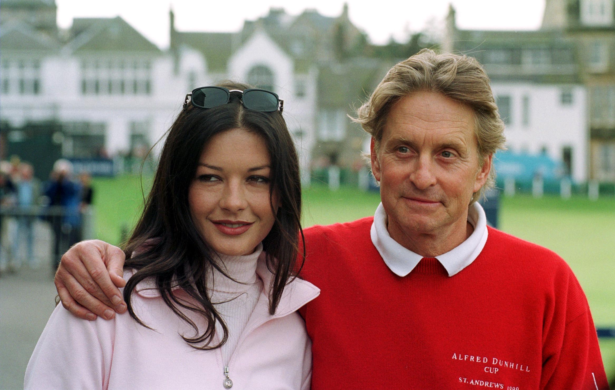 Catherine Zeta-Jones y Michael Douglas en el campo de golf de St. Andrews durante el torneo de famosos Alfred Dunhill Cup en junio de 2000 | Fuente: Getty Images