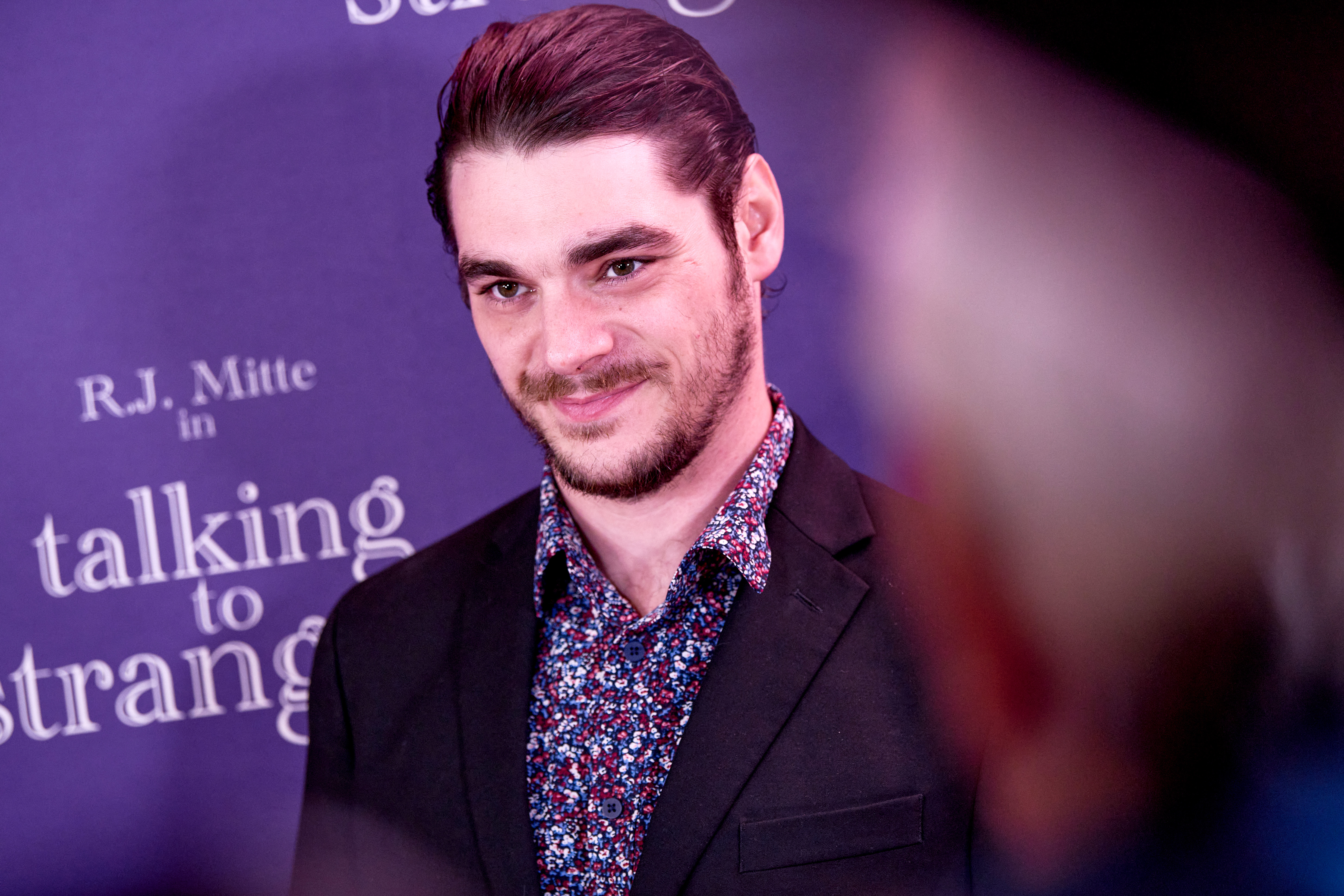 RJ Mitte hace una aparición pública en la proyección de "Talking to Strangers" en Beverly Hills, California, el 30 de septiembre de 2026. | Fuente: Getty Images