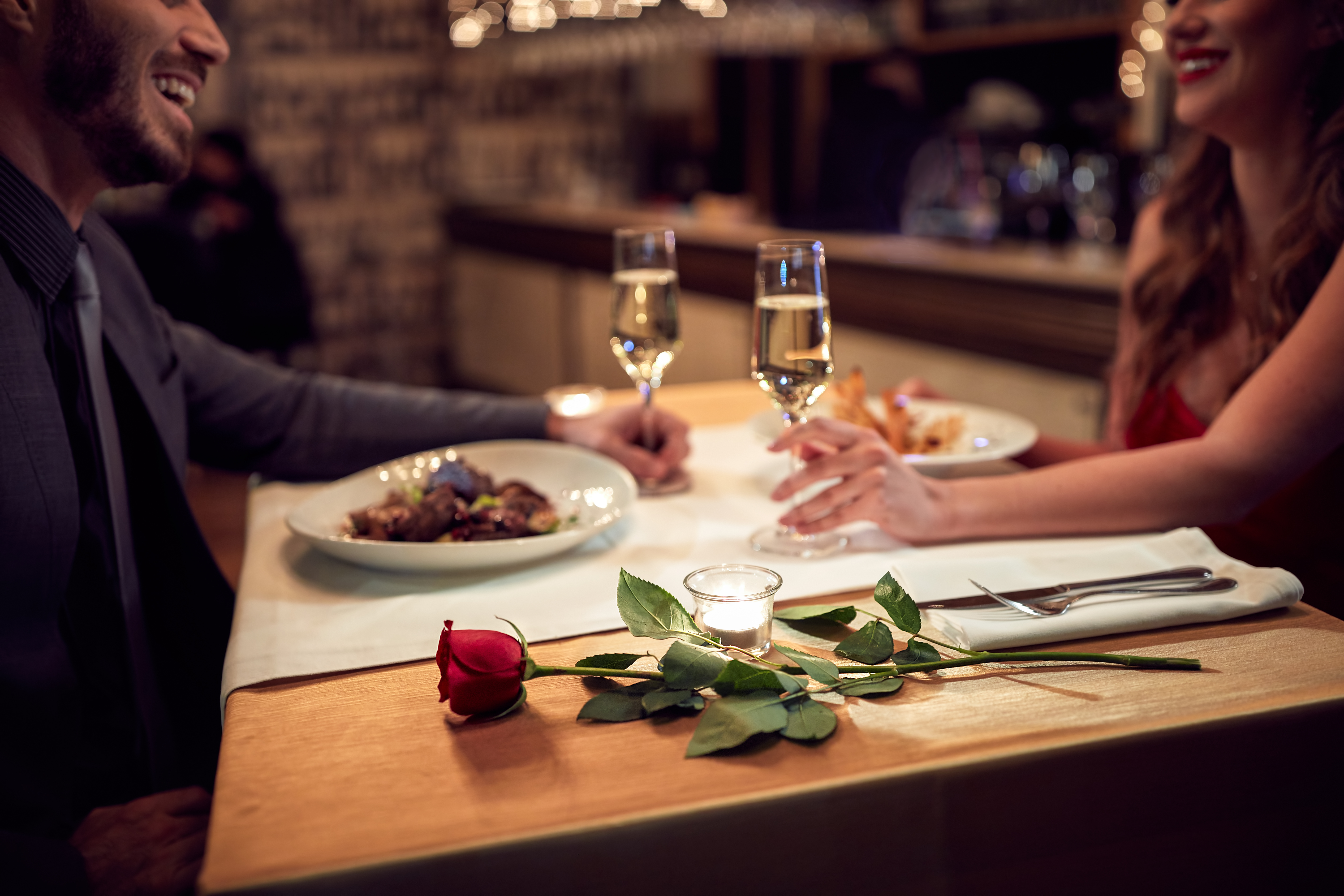 Una pareja disfrutando de una cena romántica | Foto: Shutterstock