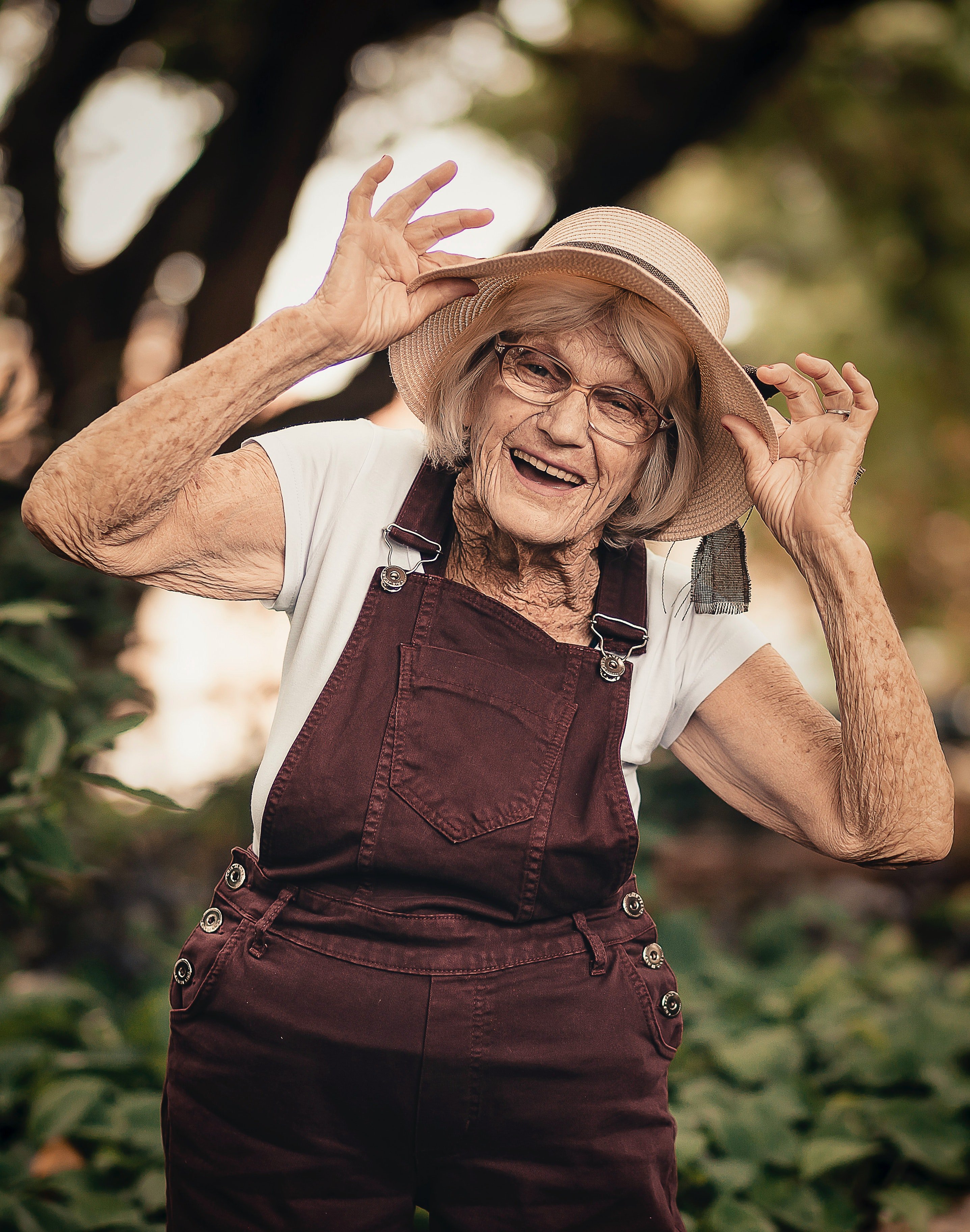 Anciana resplandece de alegría. | Foto: Pexels