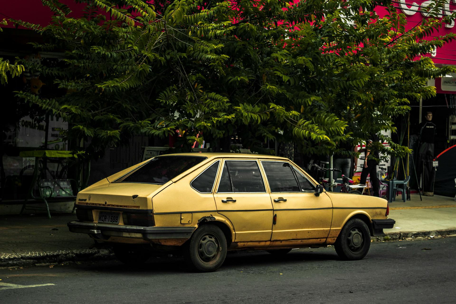 Un Sedán amarillo aparcado junto a la carretera | Fuente: Pexels