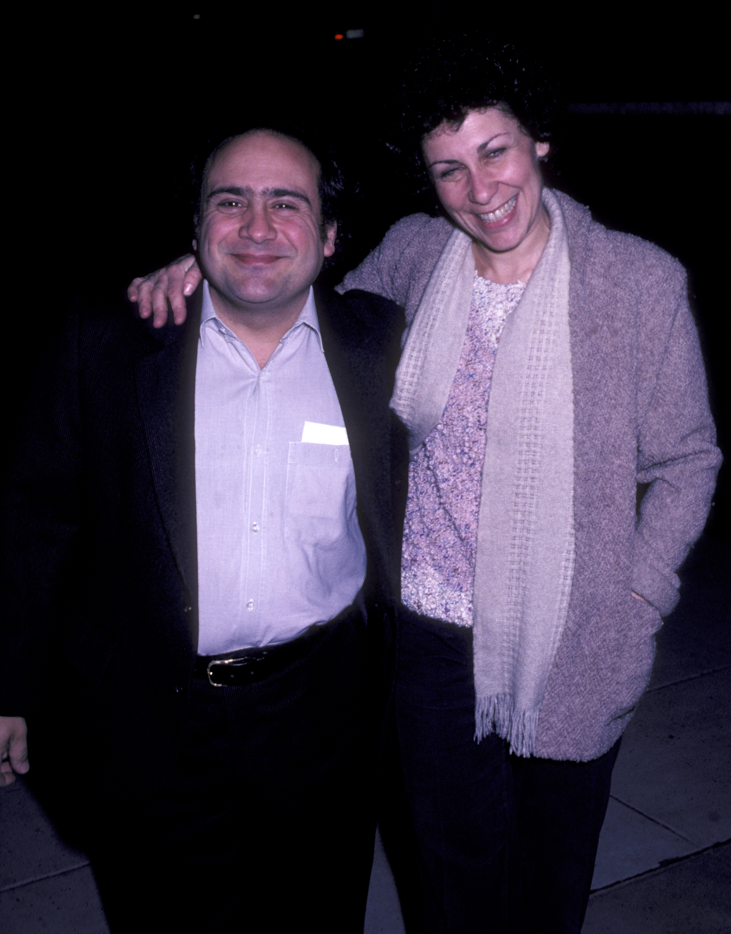 Danny DeVito y Rhea Perlman en California en 1982 | Fuente: Getty Images