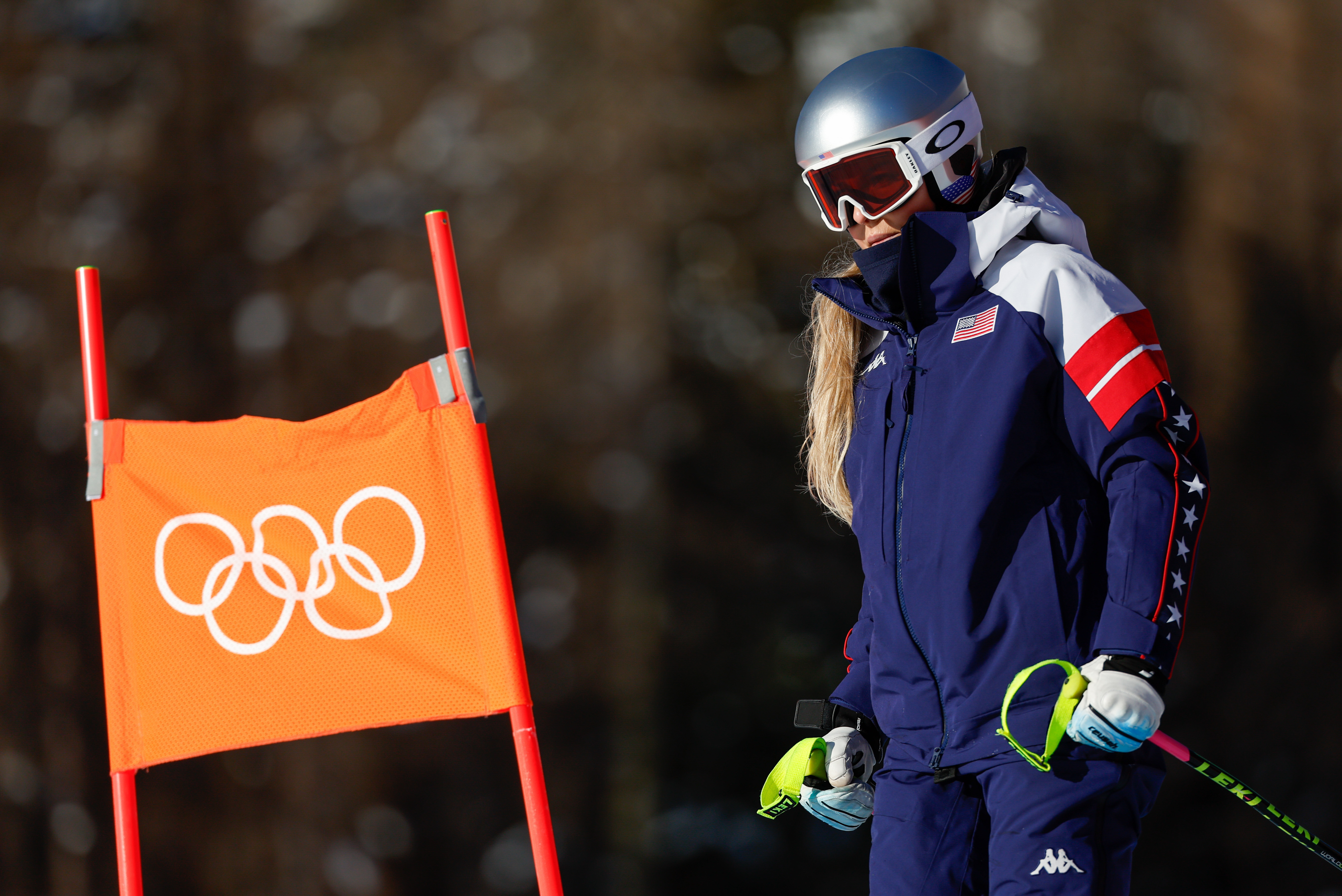 Lindsey Vonn, del equipo estadounidense, inspecciona la pista durante el descenso femenino, el segundo día de los Juegos Olímpicos de Invierno Milano Cortina 2026, en el Centro de Esquí Alpino Tofane, el 8 de febrero de 2026, en Cortina d'Ampezzo, Italia. | Fuente: Getty Images