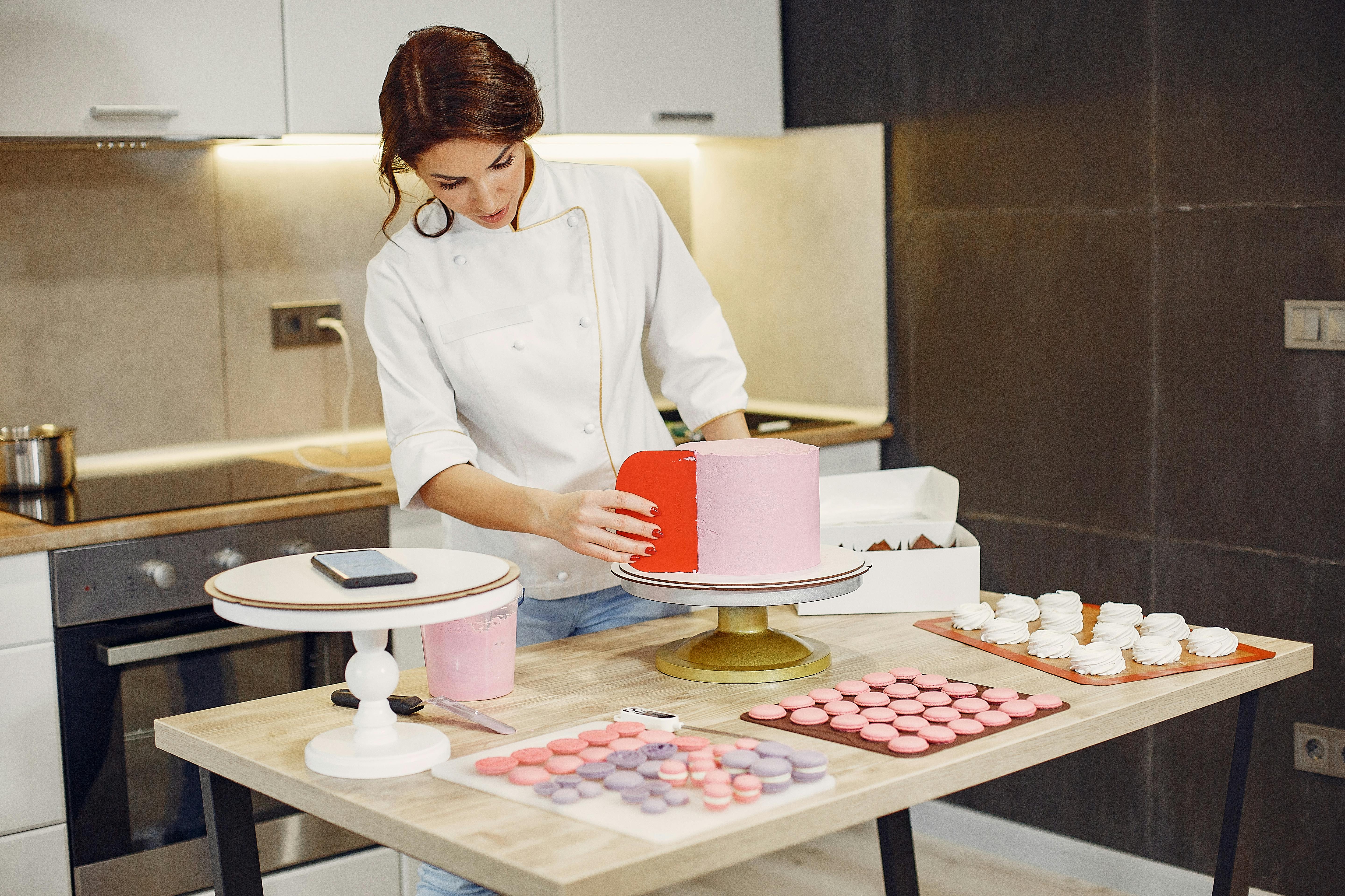 Una mujer ocupada haciendo un Pastel | Fuente: Pexels