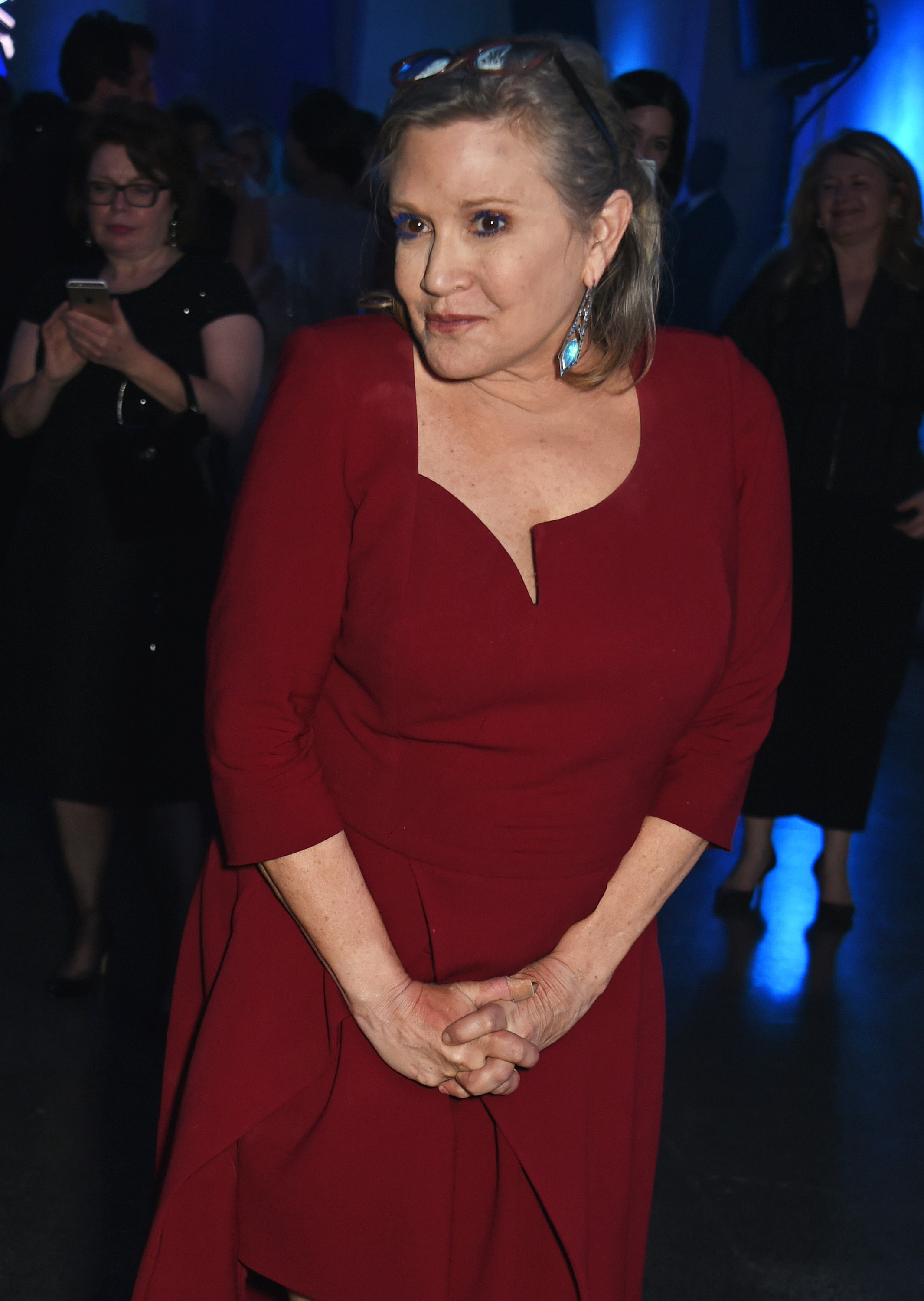 Carrie Fisher asiste a la fiesta posterior al estreno europeo de "Star Wars: The Force Awakens" en Londres, Inglaterra, el 16 de diciembre de 2015. | Fuente: Getty Images