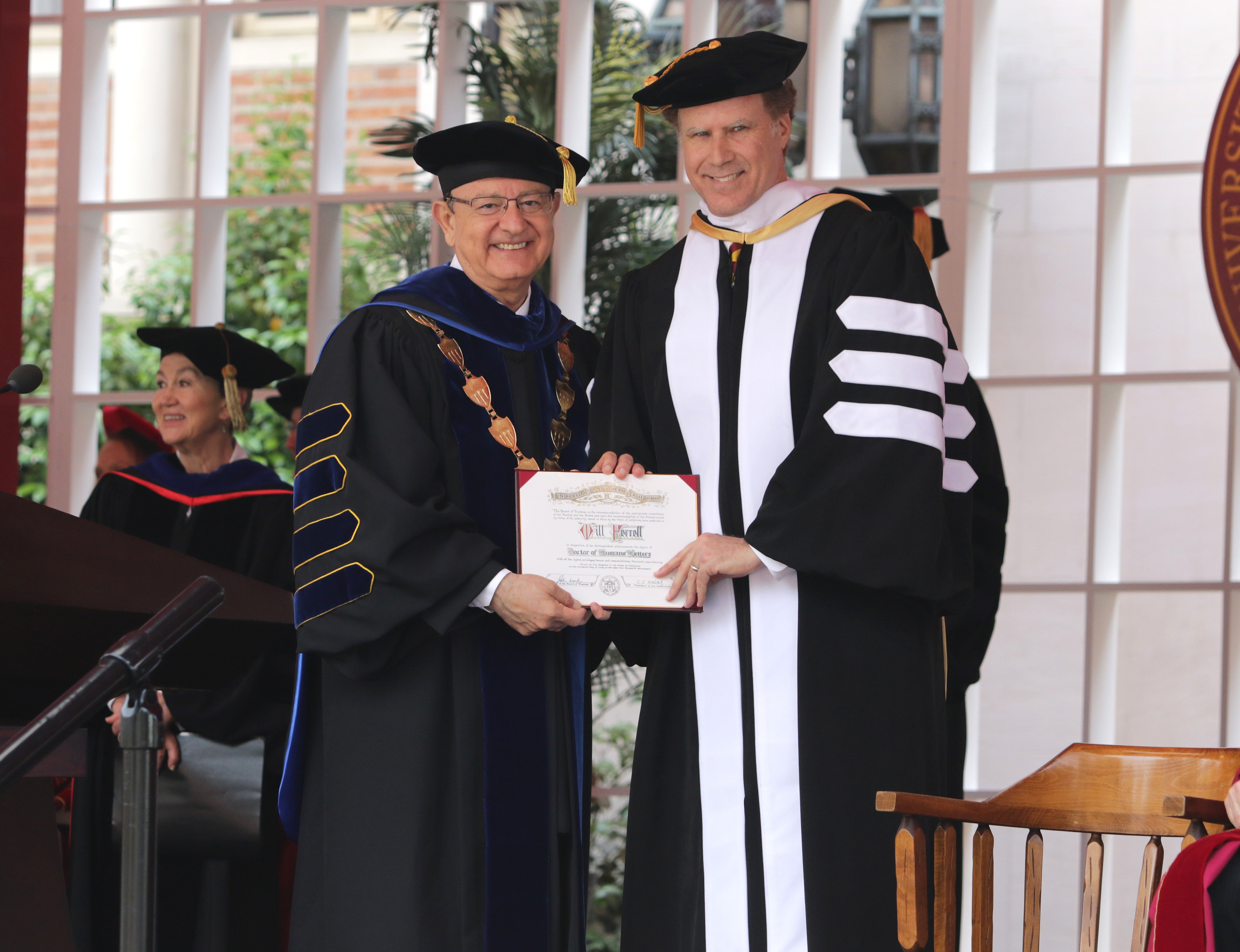 Max Nikias entrega a Will Ferrell un Doctorado Honoris Causa durante la 134ª Ceremonia de Graduación de la Universidad del Sur de California en Los Ángeles, California, el 12 de mayo de 2017 | Fuente: Getty Images