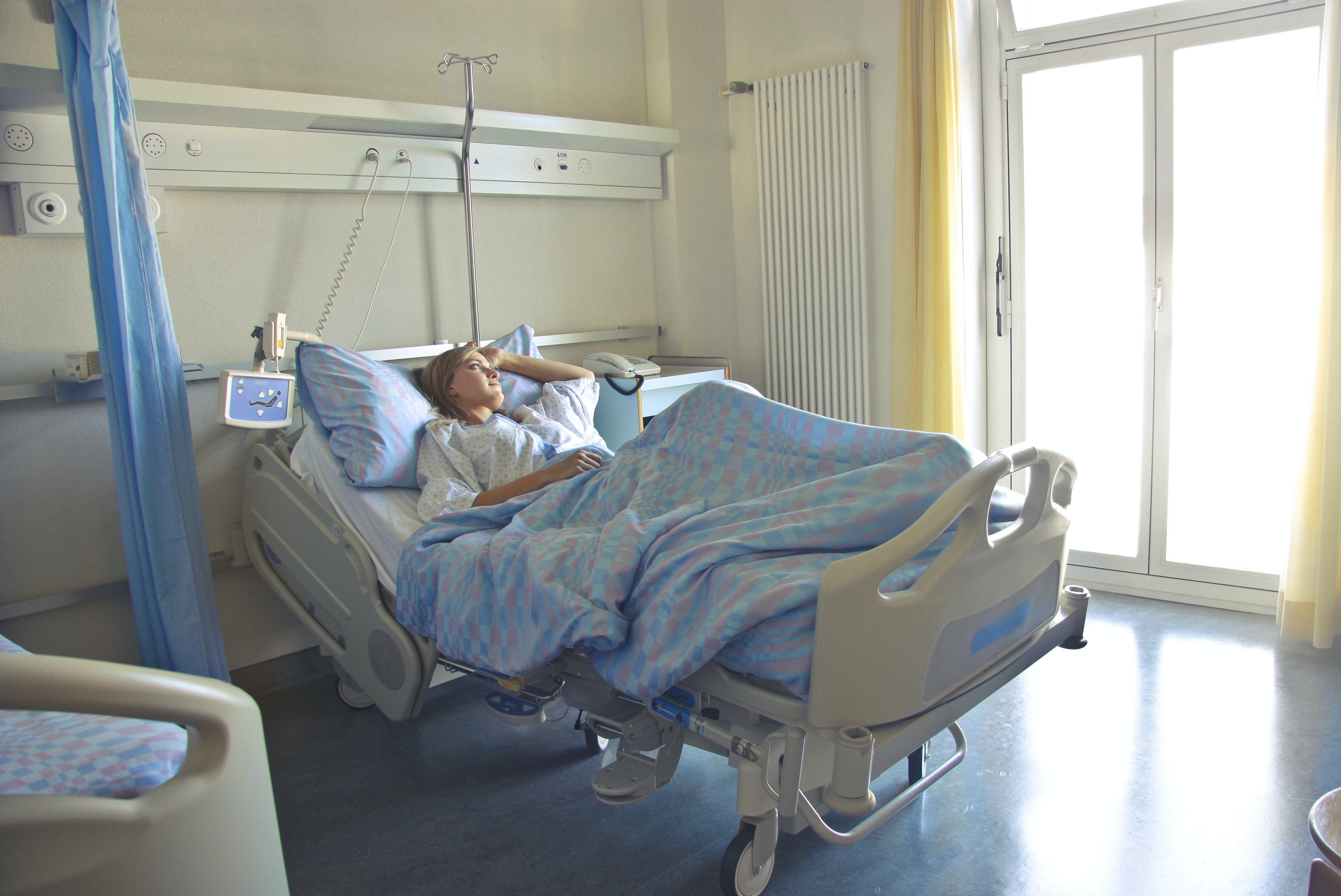 Una mujer acostada en una cama de hospital. | Foto: Pexels