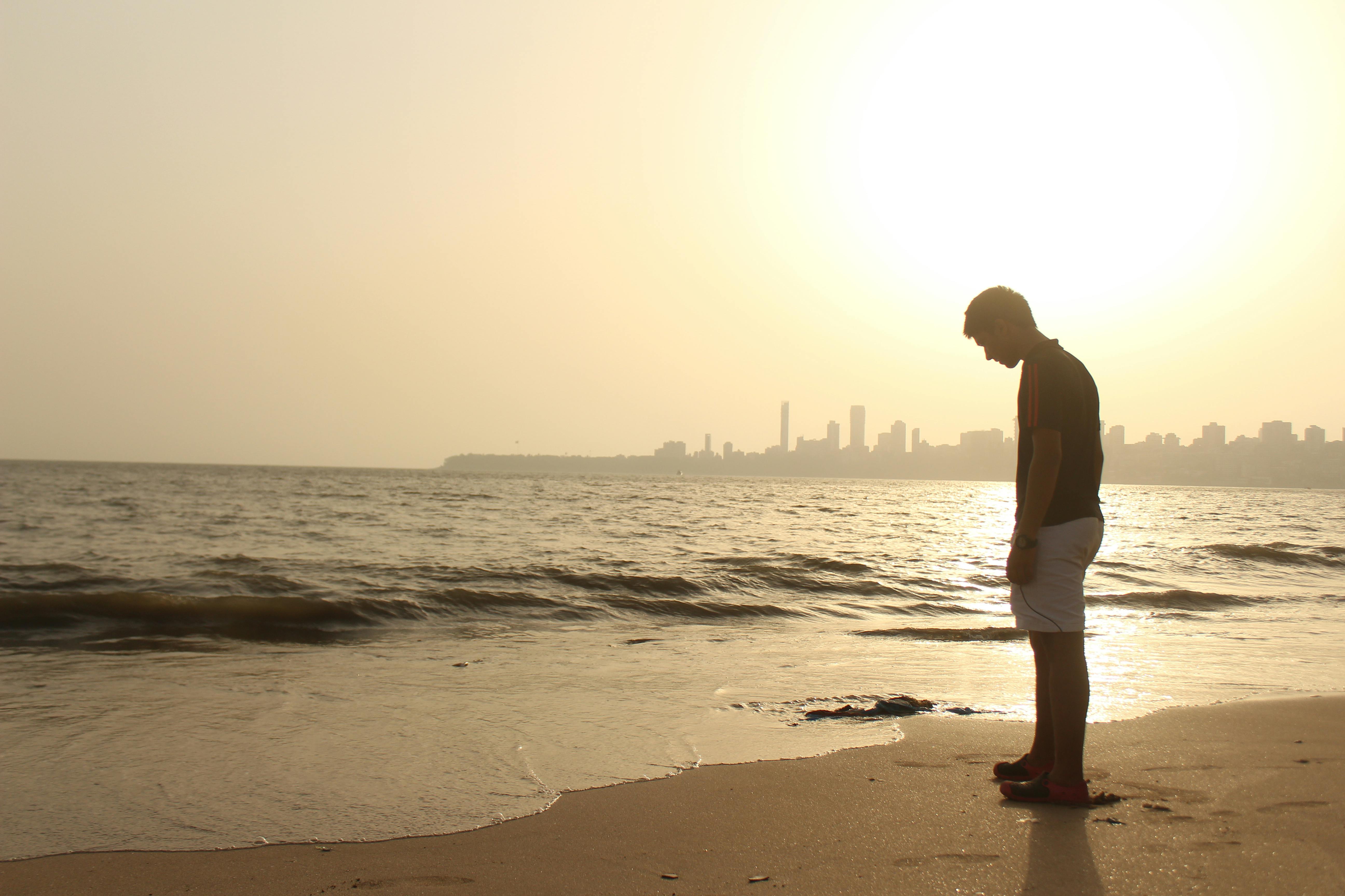 Un hombre en la playa | Fuente: Pexels