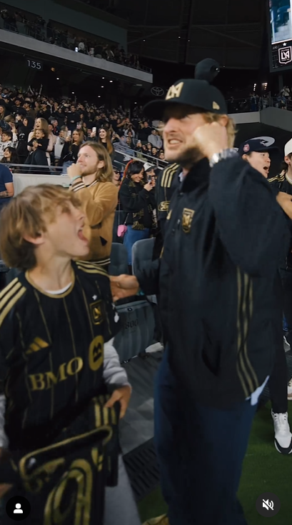 Owen Wilson y su hijo Ford celebrando en un vídeo compartido el 21 de abril de 2024 | Fuente: Instagram/lafc