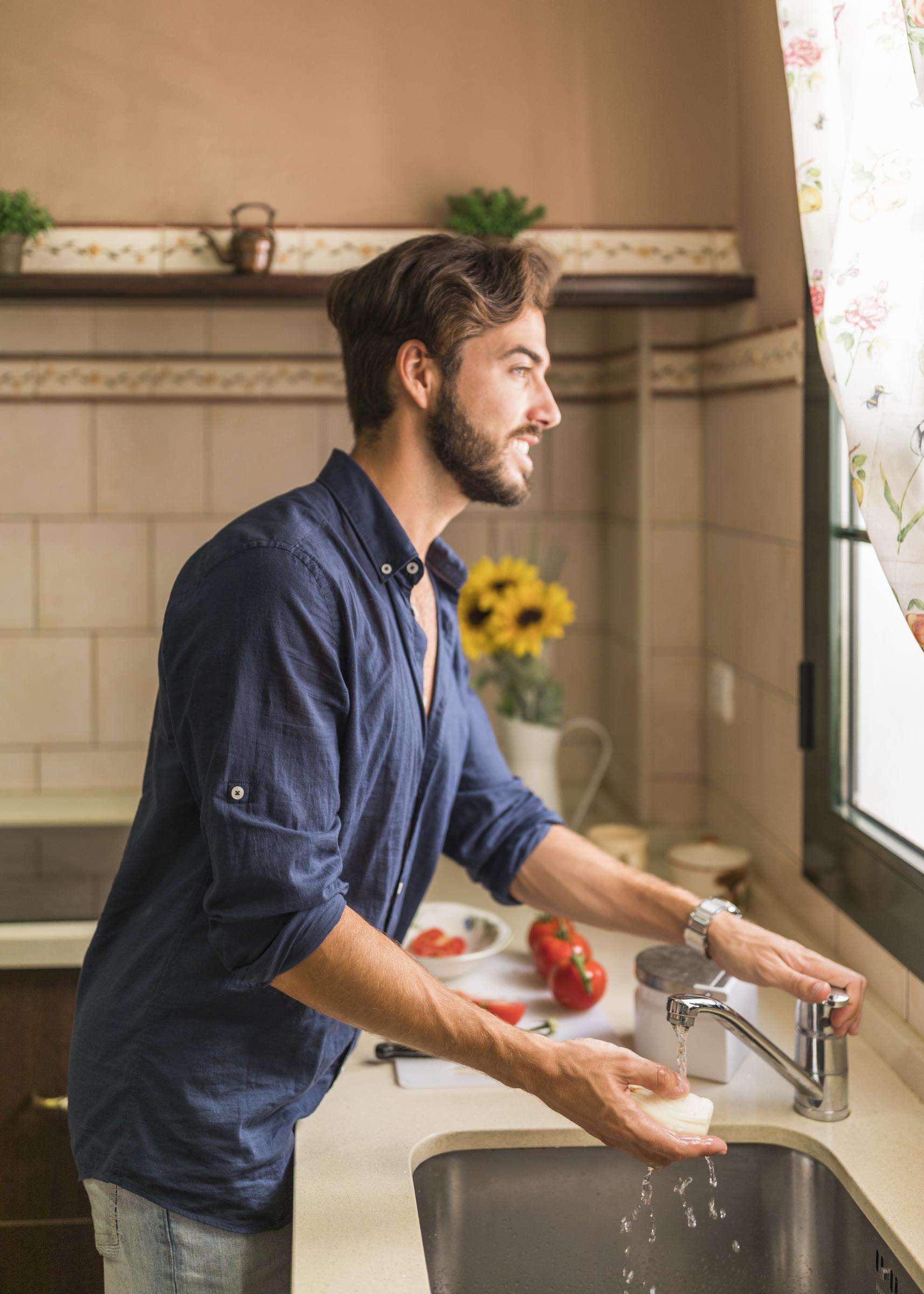 Un hombre lavando los platos | Fuente: Freepik