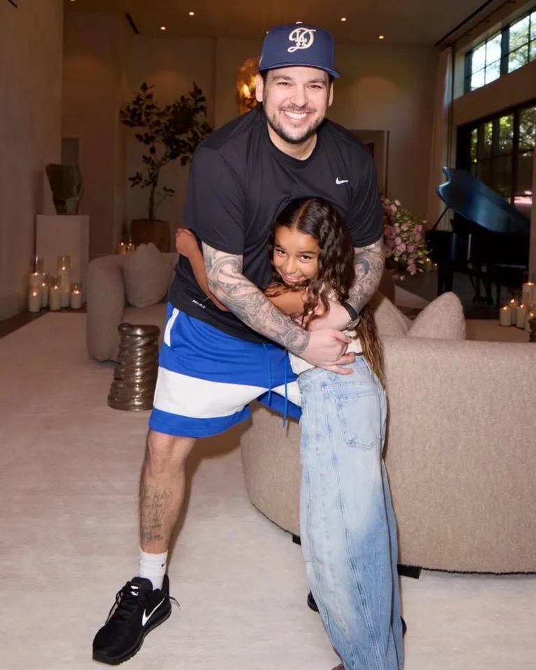 Rob Kardashian comparte un tierno momento entre padre e hija con Dream, abrazándola mientras sonríen juntos en casa. La foto ofrece una mirada poco común al estrecho vínculo que los une y a la pequeña a la que él ha calificado como su mayor prioridad. | Fuente: Instagram/kimkardashian.