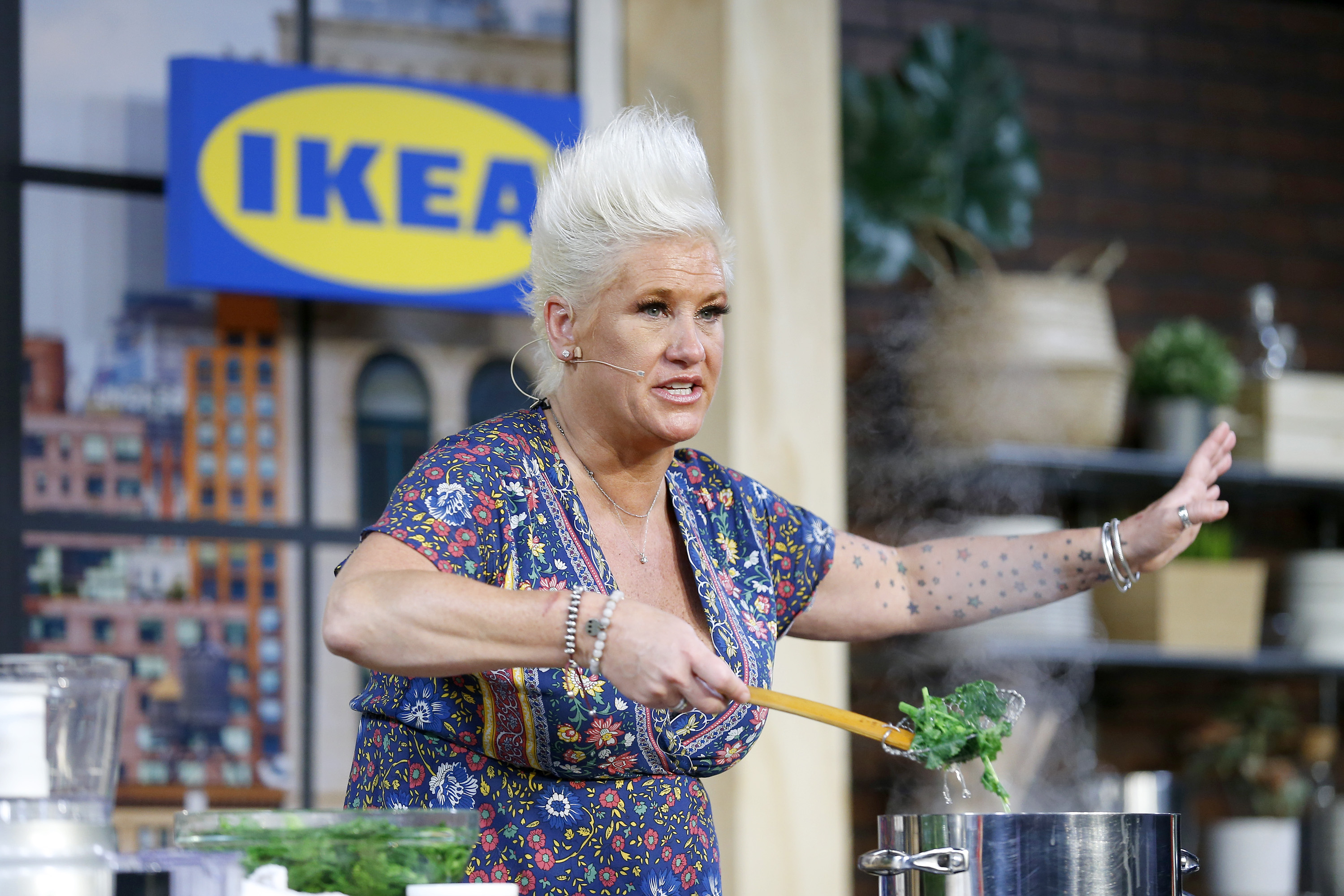 La chef Anne Burrell realiza una demostración culinaria en el Grand Tasting del New York City Wine & Food Festival el 13 de octubre de 2019 | Fuente: Getty Images