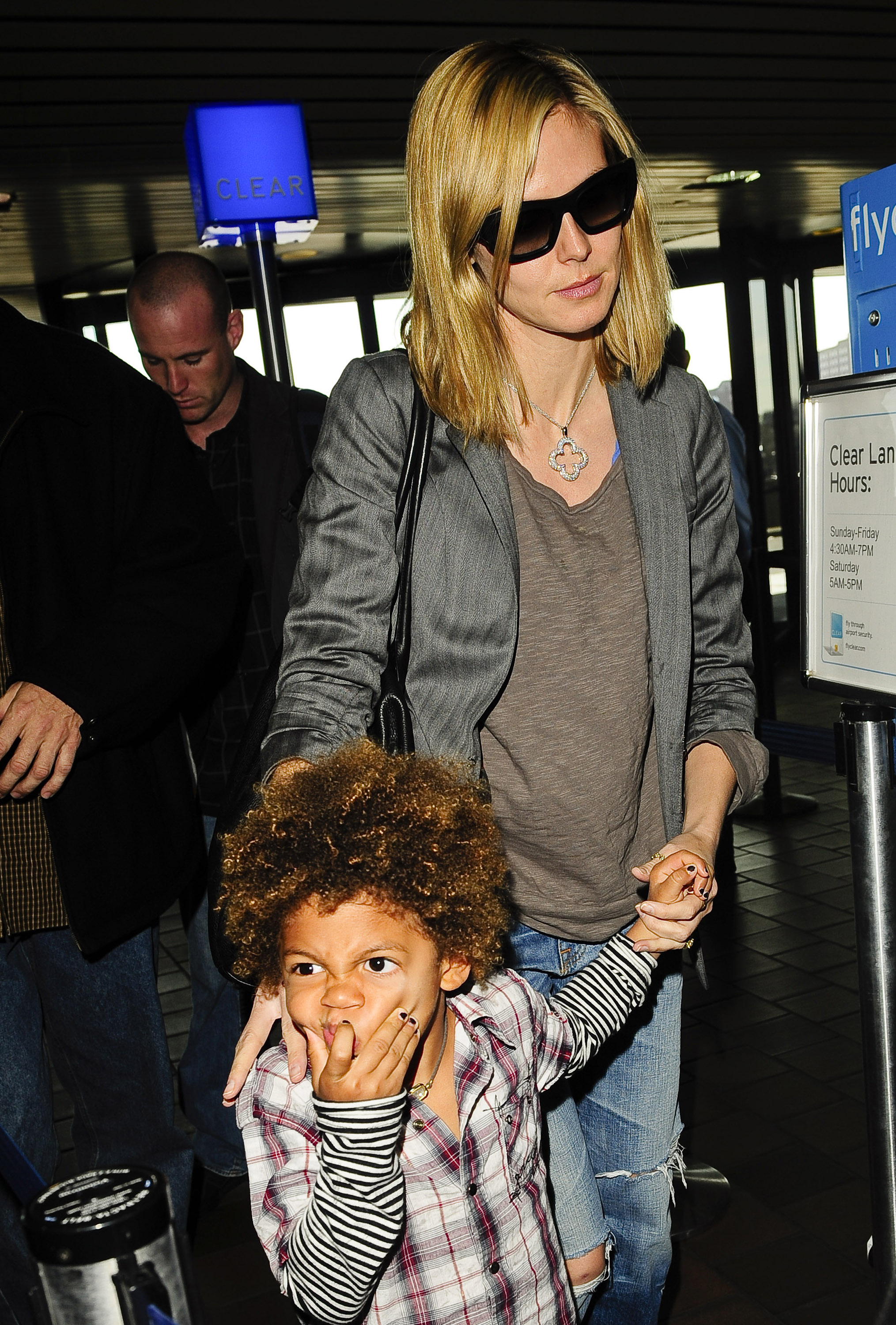 Heidi Klum y su hijo Henry Samuel vistos en el Aeropuerto LaGuardia de Nueva York el 17 de abril de 2009 | Fuente: Getty Images