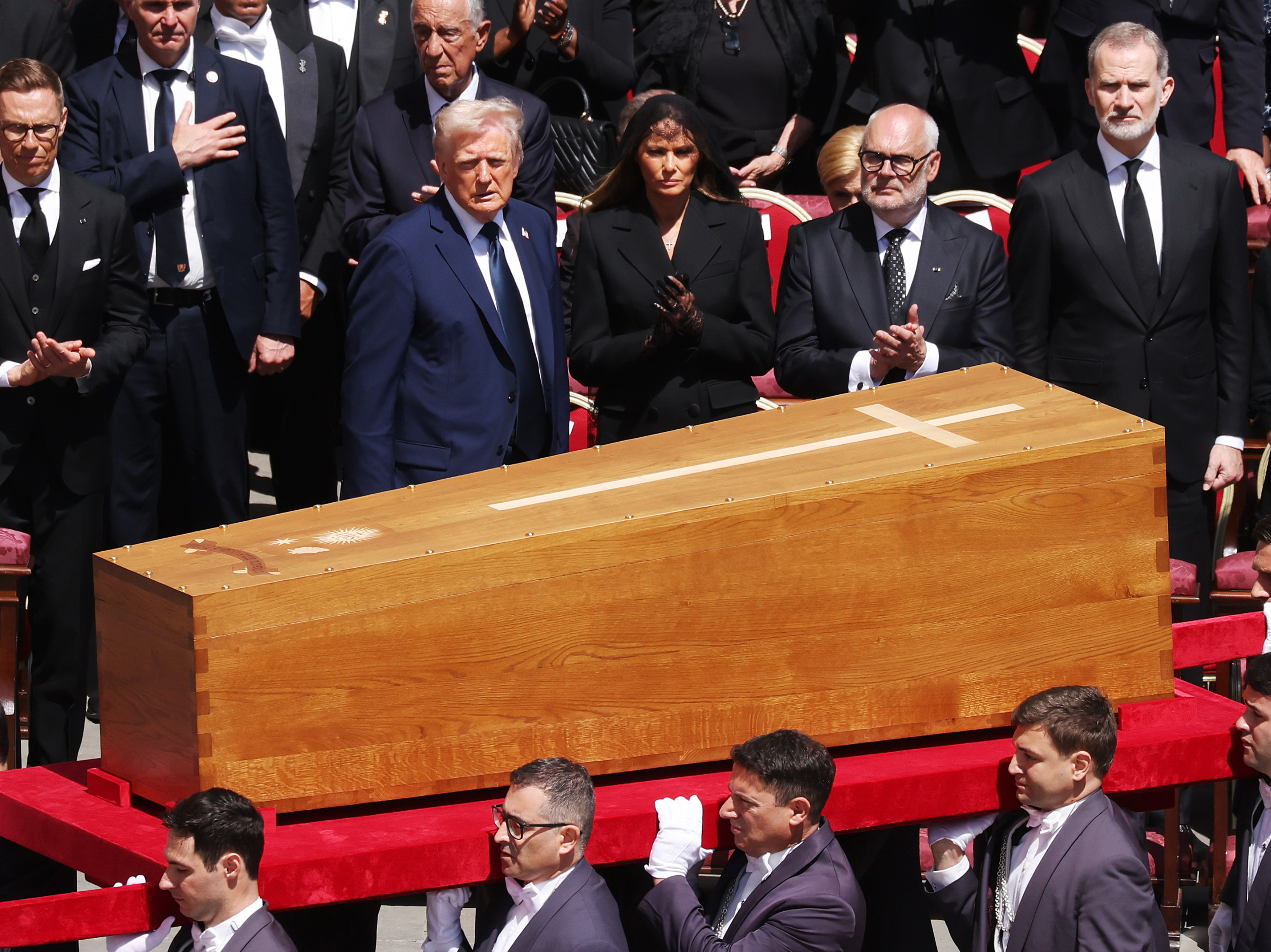 El presidente de EE.UU. Donald Trump y la primera dama Melania Trump en el funeral del papa Francisco en la Plaza de San Pedro el 26 de abril de 2025 en la Ciudad del Vaticano, Vaticano | Fuente: Getty Images