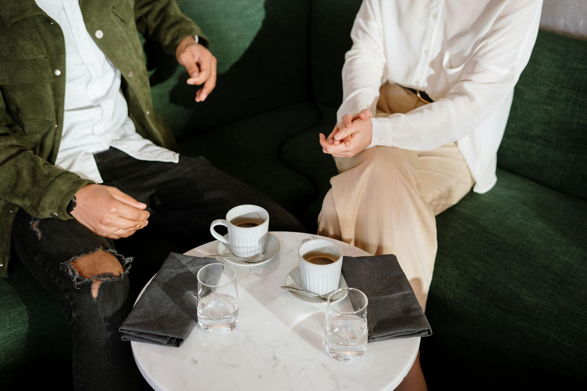 Una pareja sentada tomando café | Foto: Pexels