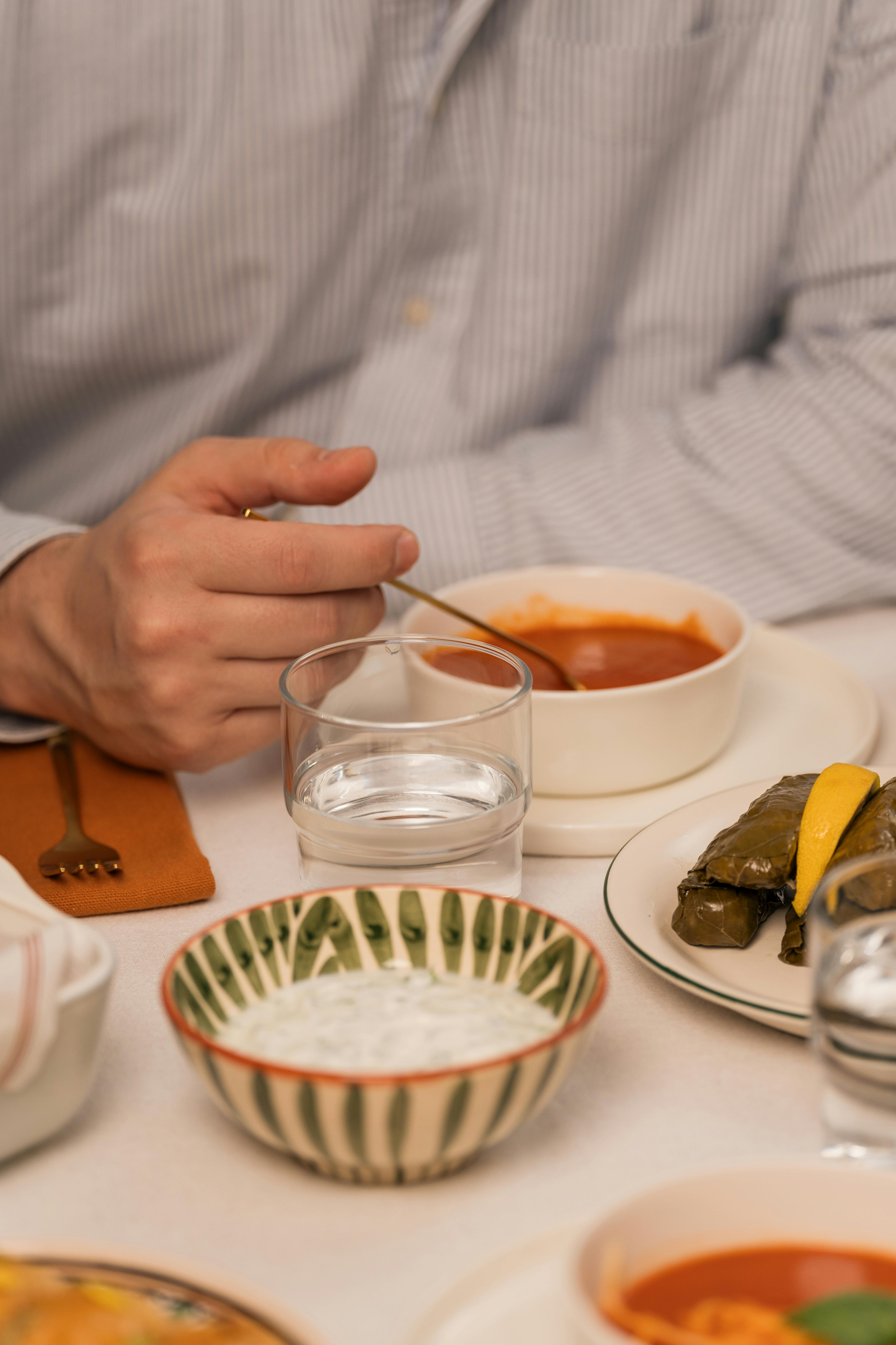 Un hombre comiendo | Fuente: Pexels