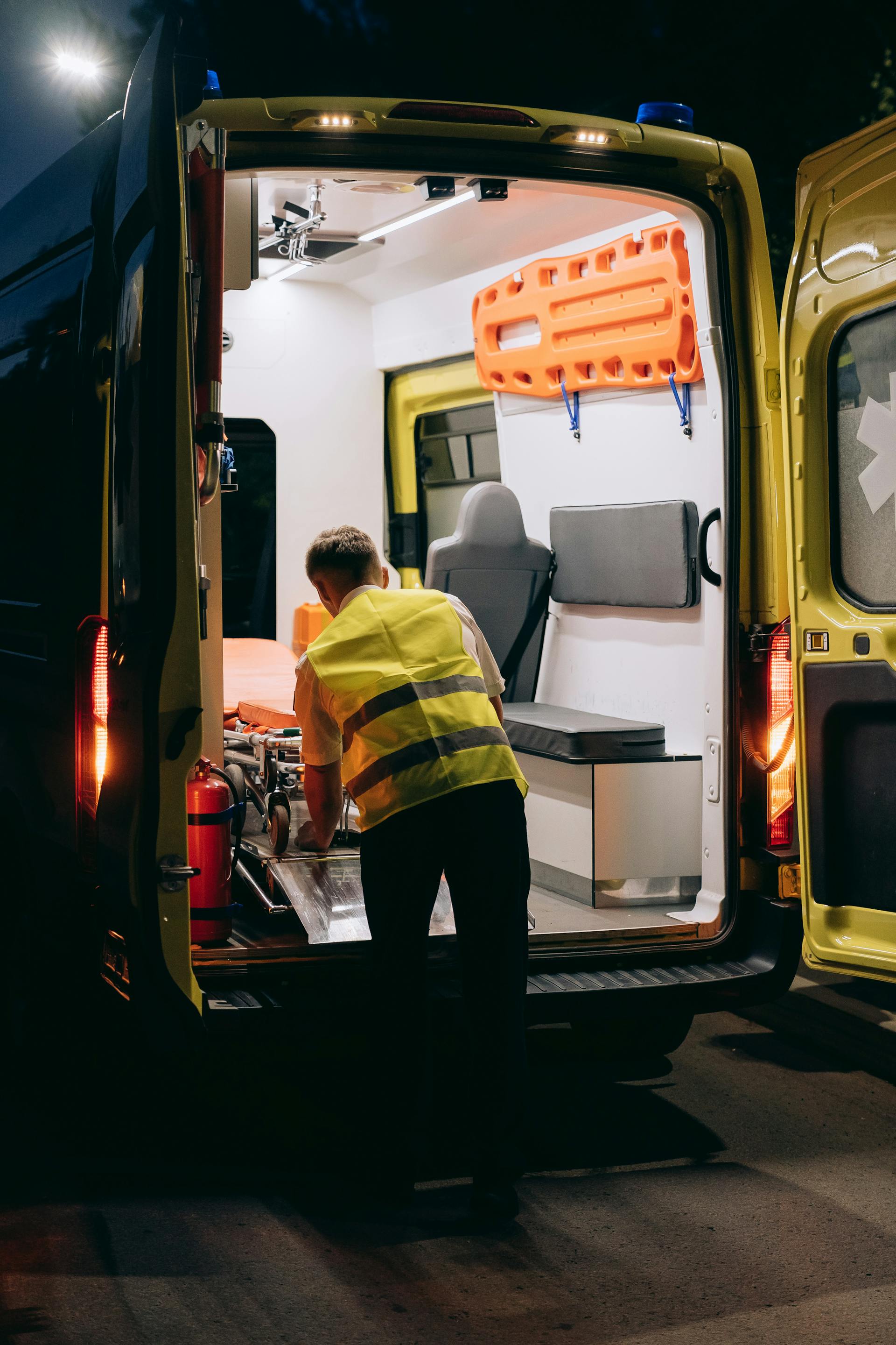 La parte trasera de una ambulancia | Fuente: Pexels