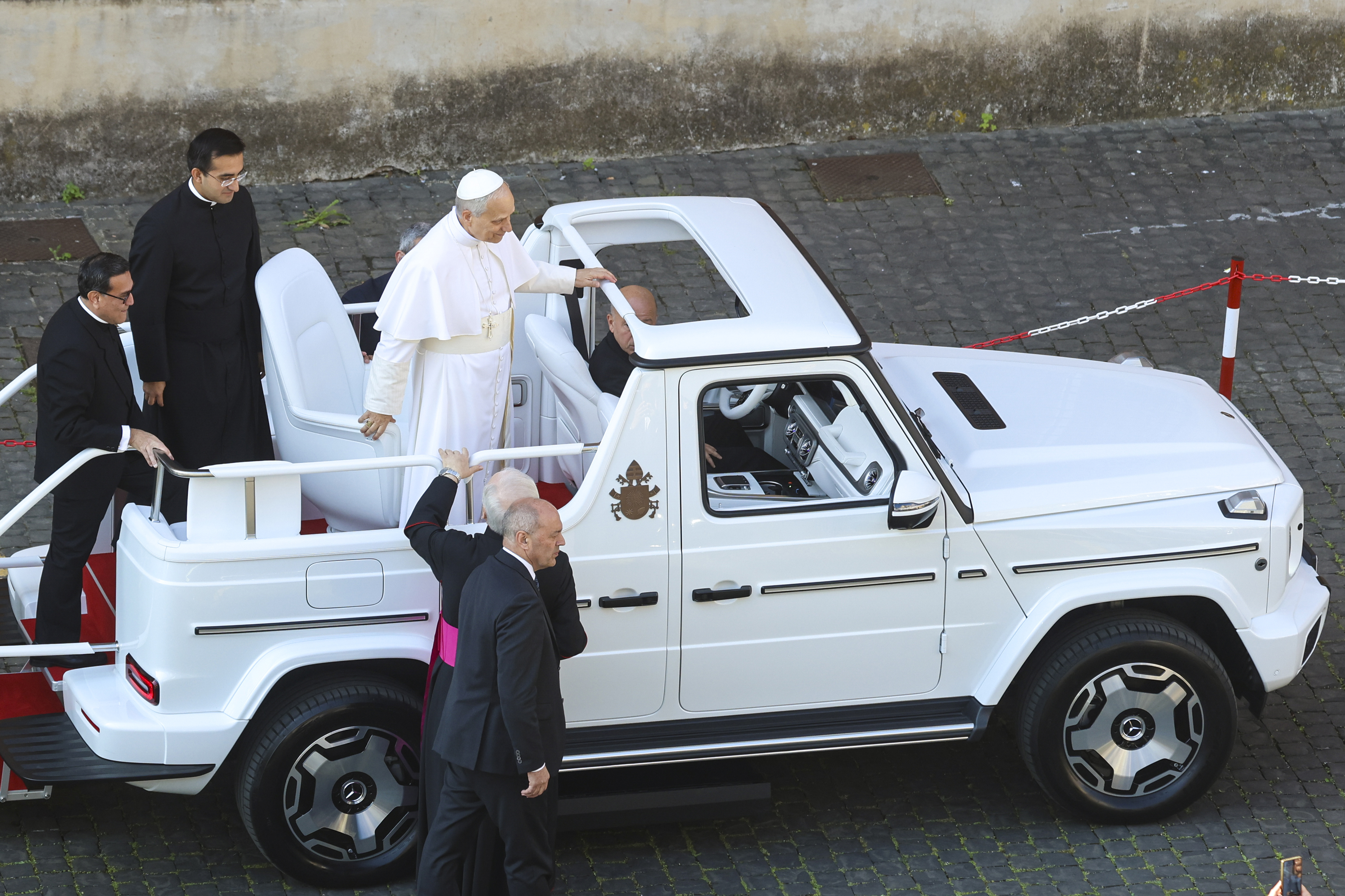 El papa León XIV subiendo al papamóvil antes de entrar en la Plaza de San Pedro el 18 de mayo de 2025. | Fuente: Getty Images