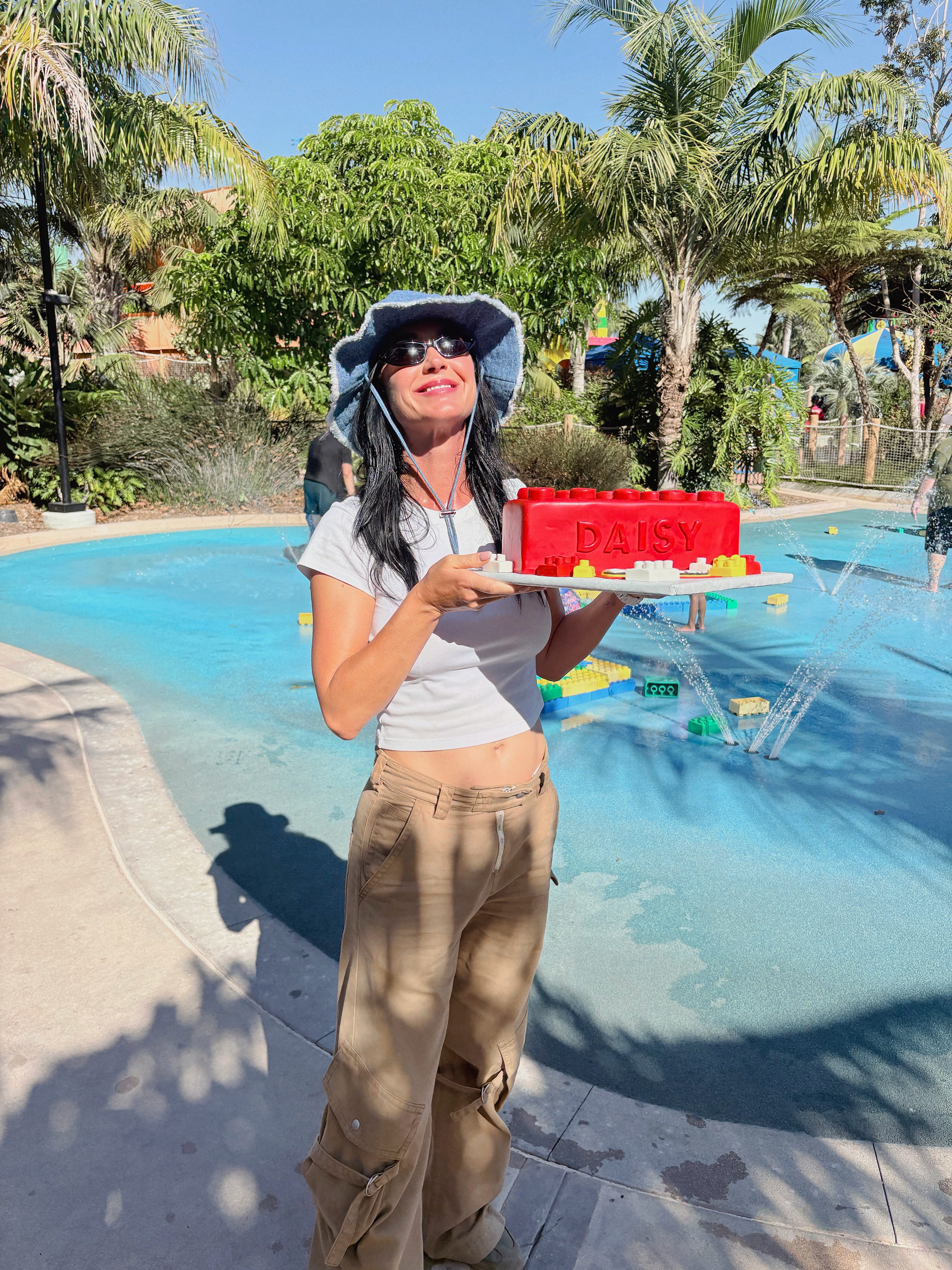 Perry eligió LEGOLAND California para celebrar el cumpleaños tan especial de Daisy, lo que hizo que la ocasión fuera aún más memorable. La cantante acompañó su publicación del 25 de agosto con un divertido pie de foto: "¡Daisy Dove cumple 6 legooooooo!" | Fuente: Instagram/katyperry